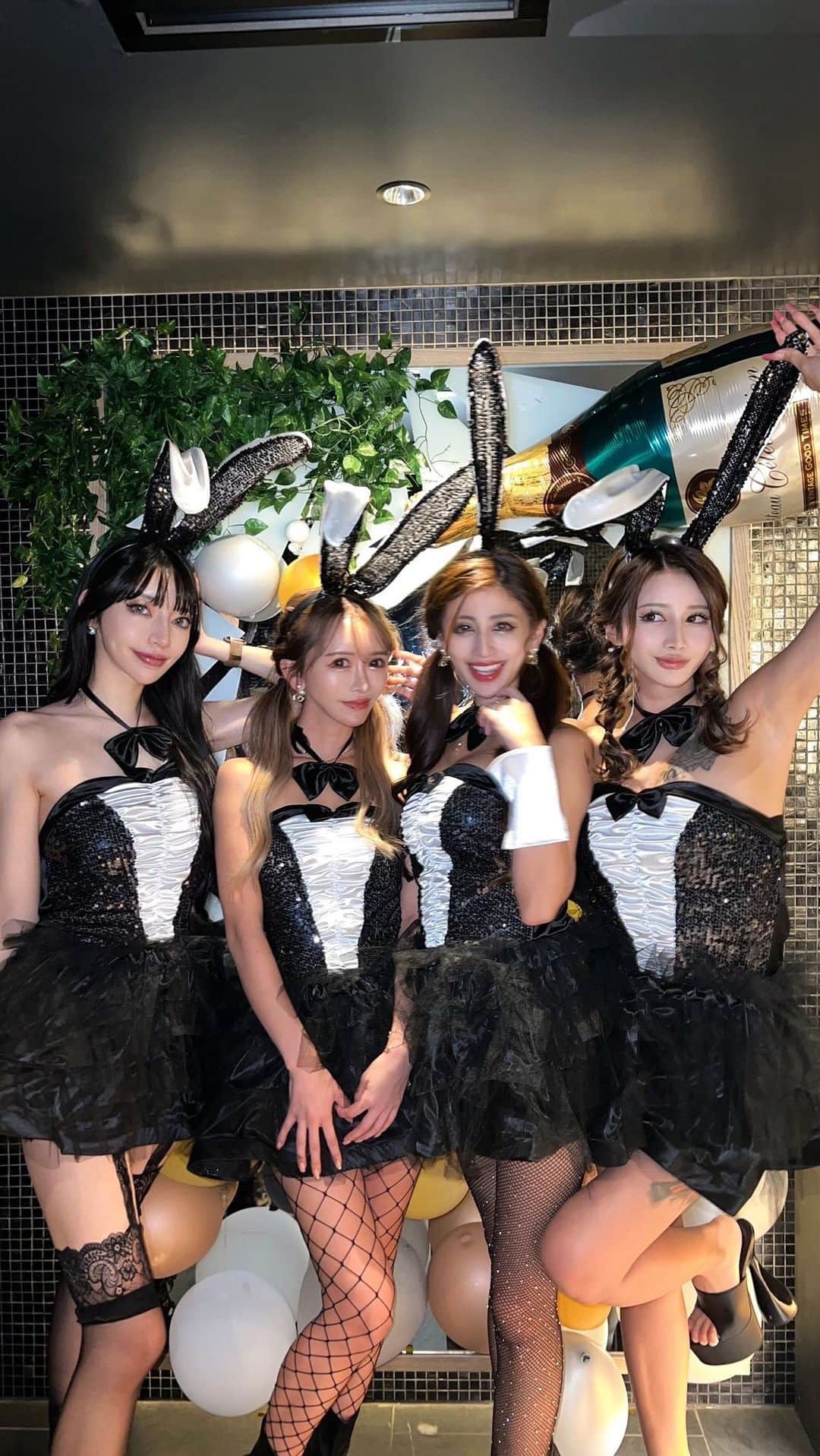 YURIKAのインスタグラム：「🐰🐰🐰🐰  Happy Halloween!🎃👻🍭  昨日みんなでバニーしたよん🧡  楽しかったᕱ⑅ᕱ”💓  あさっても4人で遊ぶの楽しみ❤️❤️❤️  #バニーガール #バニーコスプレ #ハロウィン #ハロウィン #コスプレ #ギャル #Halloween #Halloweencostume #bunnygirl #japanesegirl」