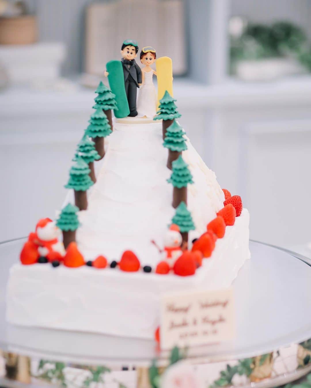 アニヴェルセル 白壁 公式のインスタグラム：「* * 『ウェディングケーキ』 * * おふたりデザインの オリジナルウェディングケーキ🍰 * * 大好きなスノーボードと ゲレンデをイメージして作ったケーキは 味はもちろん見る人もワクワク✨ * *─────────────*  名古屋の結婚式場　アニヴェルセル 白壁 @anniversaire_shirakabe   ⧉名古屋を代表するロイヤルブルーの大聖堂 ⧉天候に左右されない全天候型のアトリウム ⧉テーマに合わせて選べる3つのパーティ会場  青い光に包まれた幻想的な空間で 憧れの大聖堂ウェディングが叶います  *─────────────*  #結婚式  #結婚式コーデ   #結婚式準備   #結婚式レポ   #ウェディングドレス  #タキシード  #ウェディングケーキ  #披露宴  #新郎新婦  #入籍  #入籍しました   #2024春婚  #2024夏婚  #2024秋婚  #2024冬婚  #挙式   #挙式レポ   #プレ花嫁  #プレ花嫁準備  #名古屋プレ花嫁   #名古屋プレ花嫁さんと繋がりたい   #名古屋結婚式場   #アニヴェルセル  #アニヴェルセル白壁  #ブライダルフェア」