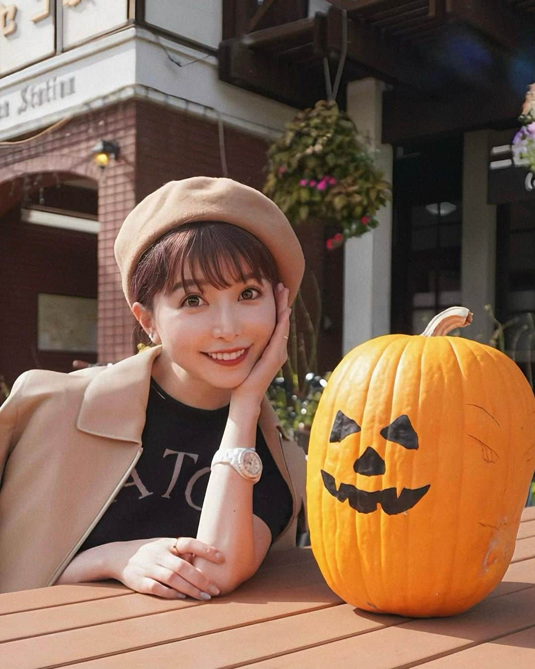 三好ユウさんのインスタグラム写真 - (三好ユウInstagram)「Happy Halloween🎃 ⁡ ハロウィンですね😊 メイクはいつもは選ばない色味を使用して 遊んでみました💄 ⁡  秋だしブラウンやオレンジ系にしたかったので ファンデは普段使わないオークル系、 目元もピンクではなくオレンジを試したけど 苦手色はなかなか難しい…けど楽しい😚 ⁡  写真じゃわかり憎いですが タイ発祥のマスカラ @cathydolljapan のモーヴピンクが 凄く発色が良くて手軽に目元の雰囲気が変えられて好き✌️ 抜け感が出る気がします🫶 ⁡  リップは @blendberry_official の リップバルーン008、つやつやブラウンです^ ^ ⁡  ちなみに急遽決まった地味ハロウィンは一昔前の ヤンキーでした🎃前髪なくそうと頑張った😂笑 ⁡ ⁡  #ハロウィン#タイコスメ#ブルベ冬#ブラウンメイク#アラフォー美容#アラフォーメイク#美容好きな人と繋がりたい #秋冬メイク#cosme#japancosmetics#thaicosmetic #koreacosmetic #메이크업#粉我 #PR」10月31日 19時00分 - yuu_5240