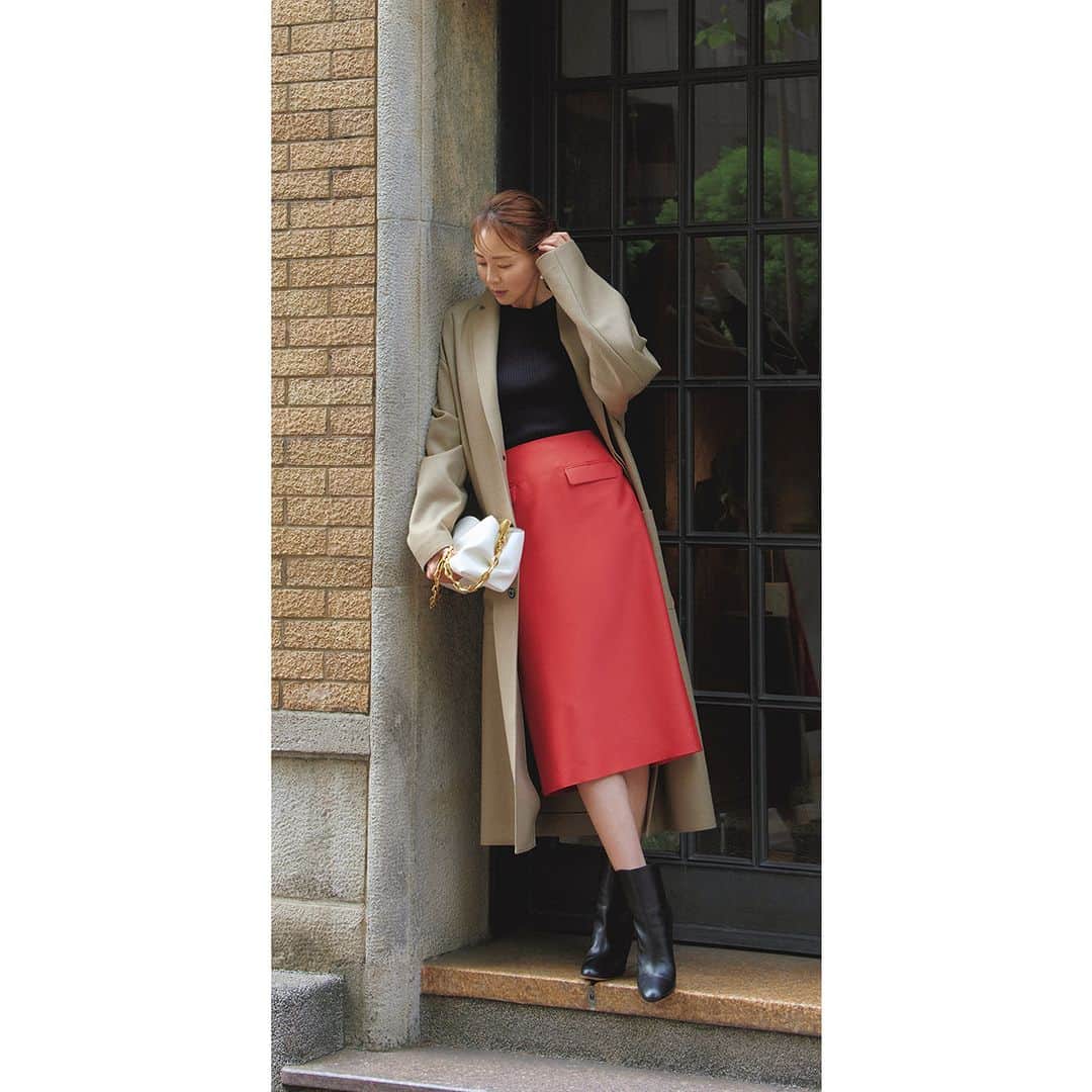 eclat.magazineのインスタグラム：「[50代の毎日コーデ]  目を引く赤と張りのあるタフタ素材で存在感抜群なタイトスカートは、ベーシックカラーのアイテムと組み合わせて、大人の品格ある華やかさにまとめる。  スカート¥66,000／ストラスブルゴ カスタマーセンター(ストラスブルゴ)　コート¥79,200／ボウルズ(ハイク)　ニット¥49,500／エイトン青山(エイトン)　ピアス¥60,500・バッグ¥379,500・靴 ¥147,400／ジミー チュウ  #毎日コーデ #50代コーデ #50代ファッション #アラフィーコーデ #アラフィーファッション #Jマダムのおしゃれ #エクラ #eclat #秋コーデ #秋ファッション  #strasburgo #hyke #aton #jimmychoo」