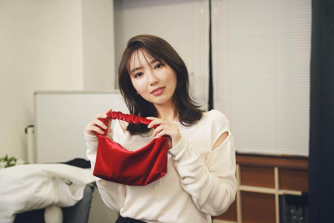 沢口愛華のインスタグラム：「エスティローダー様から「グッズ アズ ゴールド 2023」を提供いただきました。 初めてのことでしたので驚きましたが、箱を開けてみるとワクワクが止まりませんでした！ ここから内容を説明した方が絶対に良いのですが、私にそんな技術がなく、たまたまファンクラブの配信もあったのでいつもお世話になっているメイクさん( @rikaimazeki.hm )にメイクしてもらいました〜！ ピンクのハイライトをアイシャドウとして使っていただいて、ツヤツヤなお目目になってとても可愛かったです。（そういう使い方があるということに驚き）チークも口紅もマスカラも、どれを手に取っても心がキラキラで満たされて幸せなきもちになりました。今年の冬はキラキラした街に行きたいですね。」