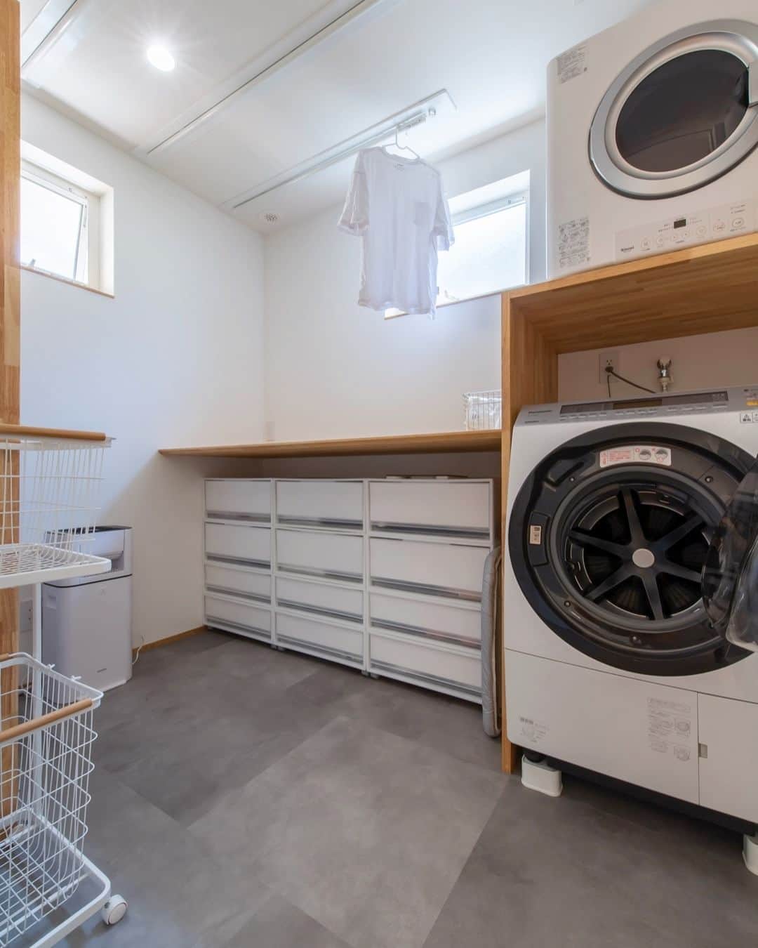 トーリンホーム suzukiのインスタグラム：「【ランドリールームにひと工夫】 最近の変わりやすい天気を考慮して、子育て世帯や共働き世帯のお家に取り入れることが多くなった「ランドリールーム」🌤☔  室内干しができる機能はもちろん必須ですが、ぜひプラスしたいのが、乾いた洗濯物を畳んだり、アイロンがけができたりする作業台。 そしてもうひとつが、そのまま収納することができるプチファミリークローゼット機能です👖👚👔  タオルや下着類だけでもスッキリ収納できるようにすると、グッと家事が楽になります🙆‍♀  #ランドリールーム #家事ラク #室内干し #ファミリークローゼット  more picture 📸  → @torinhome__official   ----------------------------- #トーリンホーム は愛知県豊川市にある #工務店 で、 #完全自由設計 の #注文住宅 を手掛けている工務店です。  トーリンホームのコンセプトは『一生涯、愛し続けられる家を。』 お客さまに100%ご満足いただけるオンリーワンの家づくりを実現します。 ----------------------------- 気になることがあれば、@torinhome__official から お気軽にコメント・DMなどご連絡ください♪  《規格住宅》×《自由設計》 新しいスタイルの工務店 ☟☟【MOQULIVING】 @moquliving  〈トーリンホームの #家づくり〉 #豊川工務店 #豊橋工務店 #蒲郡工務店 #田原工務店 #東三河工務店 #高気密高断熱住宅 #土地探し #お金の貯まる家づくり #オーダーメイド住宅  #住宅デザイン #新築 #自然素材の家  #施工事例」