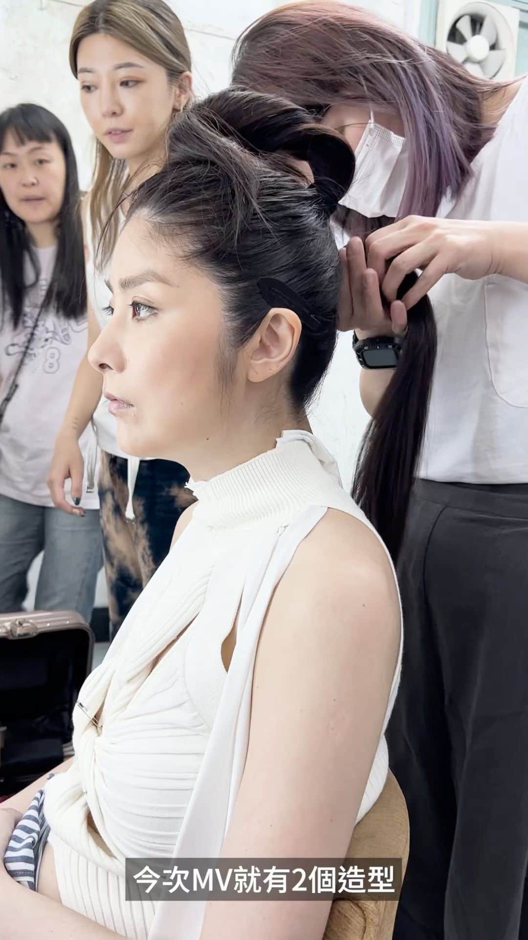 ケリー・チャン（Kelly Chen）のインスタグラム：「🎃萬聖節靈異事件⋯⋯拍MV時對手忽然唔識做嘢？😨 • • • • • • • 其實係因為痴咗長指甲唔習慣💅🤣  㩒呢到重温我兩套造型🔗：https://youtu.be/HiiHKq4Jrcs  亦可於各大平台收聽🎧：https://umhk.lnk.to/Season2FA  #陳慧琳 #KellyChen #Season2 #SeasonTwo」