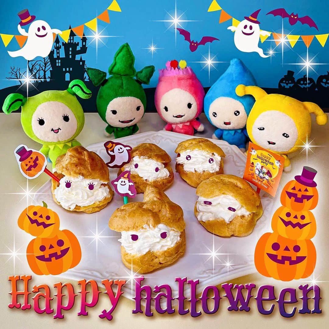 モーリーズのインスタグラム：「ハッピーハロウィン🎃  今年のハロウィンは、シュークリームを作ってみたよ。シュー生地ちょっと難しそうな印象あったけどちょーかんたんだった！  ぼくが作ったのはこんな方法ね。 ——————————— 材料 ・有塩バター　50g ・薄力粉　60g ・水　100cc ・たまご　1個  ふっくらふくらませるために、 スピードが肝心だよ。  まずオーブンを200度予熱スタート 鍋に水を入れて、常温に戻したバターを投入 煮たたない程度のところで火を止めるよ この時しっかりバターは溶けてるように で、この鍋に振るった薄力粉を投入 だまにならないようにしっかり木べらでまぜるんだ 少し火をつけて鍋の下にうっすら薄力粉の膜ができるくらいになったら 溶いたたまごを数回に分けて入れるよ 最初はたまごに火が通らないように多めに 入れたらとにかく素早くまぜる！ 混ざったらまた少したまごを入れて素早く混ぜる！ それを数回繰り返すんだ。つかれる＾＾ 木べらからゆっくり垂れるくらいになったらOK！ この時たまごが少し余ってても 我慢をして入れないよ！ そして、この段階でもまだあたたかい状態を保っているのが大切だよ！  その頃にはオーブンの予熱完了してると思うよ。  オーブン皿にクッキングペーパーを敷いて そこにスプーンで3センチくらいかな、生地を落としていくんだ。 スプーン2本だとうまくできるかも。  落とし終わったら、指に水をつけて 生地のつの、とんがった部分をなめらかにしながら水をぬりぬり＾＾  水分が少ないと、ふわっとならないから ここ注意！大切だよ。  しそて、オーブンへ！ 200度でまず、15分。 その後180度で25分しっかり焼くんだ。 オーブンは途中絶対に開けたらだめだよ！  いろんな作り方あると思うんだけど 今回ぼくが作ったのはこんな方法。  あとはお好きなクリームを入れて 召し上がれ＾＾」