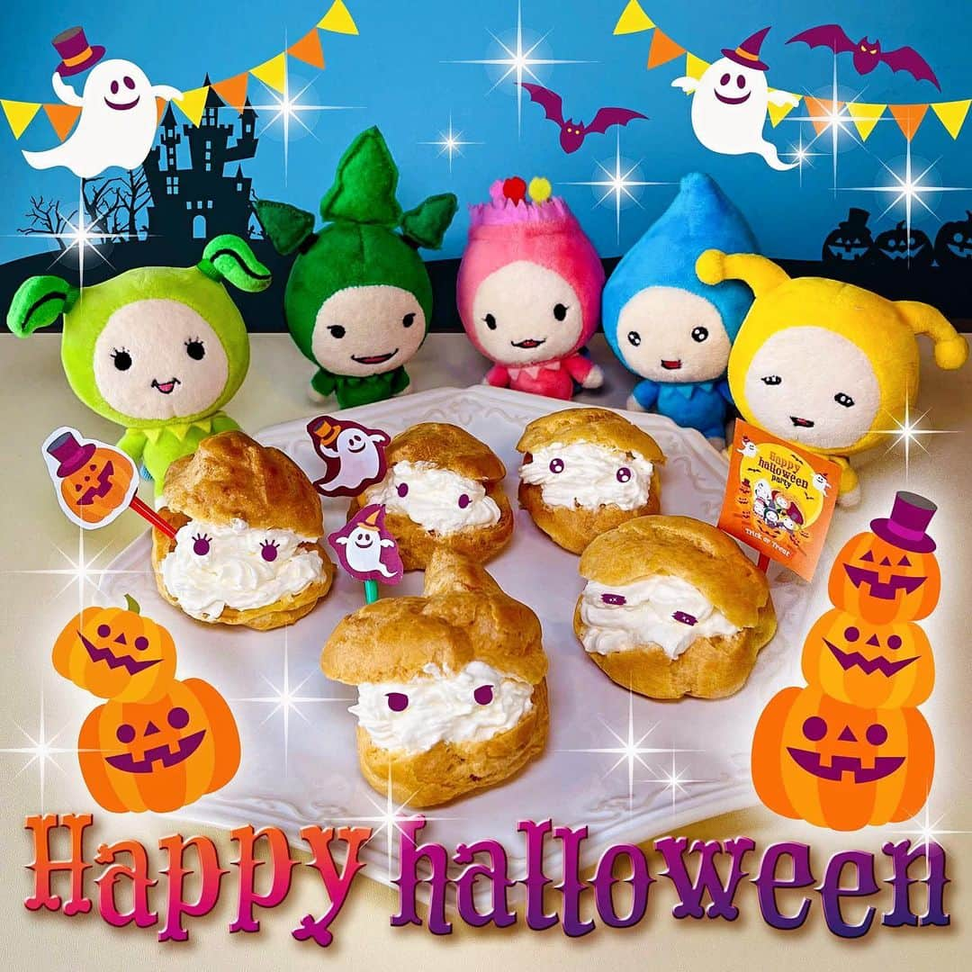 モーリーズのインスタグラム：「ハッピーハロウィン🎃  今年のハロウィンは、シュークリームを作ってみたよ。シュー生地ちょっと難しそうな印象あったけどちょーかんたんだった！  ぼくが作ったのはこんな方法ね。 ——————————— 材料 ・有塩バター　50g ・薄力粉　60g ・水　100cc ・たまご　1個  ふっくらふくらませるために、 スピードが肝心だよ。  まずオーブンを200度予熱スタート 鍋に水を入れて、常温に戻したバターを投入 煮たたない程度のところで火を止めるよ この時しっかりバターは溶けてるように で、この鍋に振るった薄力粉を投入 だまにならないようにしっかり木べらでまぜるんだ 少し火をつけて鍋の下にうっすら薄力粉の膜ができるくらいになったら 溶いたたまごを数回に分けて入れるよ 最初はたまごに火が通らないように多めに 入れたらとにかく素早くまぜる！ 混ざったらまた少したまごを入れて素早く混ぜる！ それを数回繰り返すんだ。つかれる＾＾ 木べらからゆっくり垂れるくらいになったらOK！ この時たまごが少し余ってても 我慢をして入れないよ！ そして、この段階でもまだあたたかい状態を保っているのが大切だよ！  その頃にはオーブンの予熱完了してると思うよ。  オーブン皿にクッキングペーパーを敷いて そこにスプーンで3センチくらいかな、生地を落としていくんだ。 スプーン2本だとうまくできるかも。  落とし終わったら、指に水をつけて 生地のつの、とんがった部分をなめらかにしながら水をぬりぬり＾＾  水分が少ないと、ふわっとならないから ここ注意！大切だよ。  しそて、オーブンへ！ 200度でまず、15分。 その後180度で25分しっかり焼くんだ。 オーブンは途中絶対に開けたらだめだよ！  いろんな作り方あると思うんだけど 今回ぼくが作ったのはこんな方法。  あとはお好きなクリームを入れて 召し上がれ＾＾」