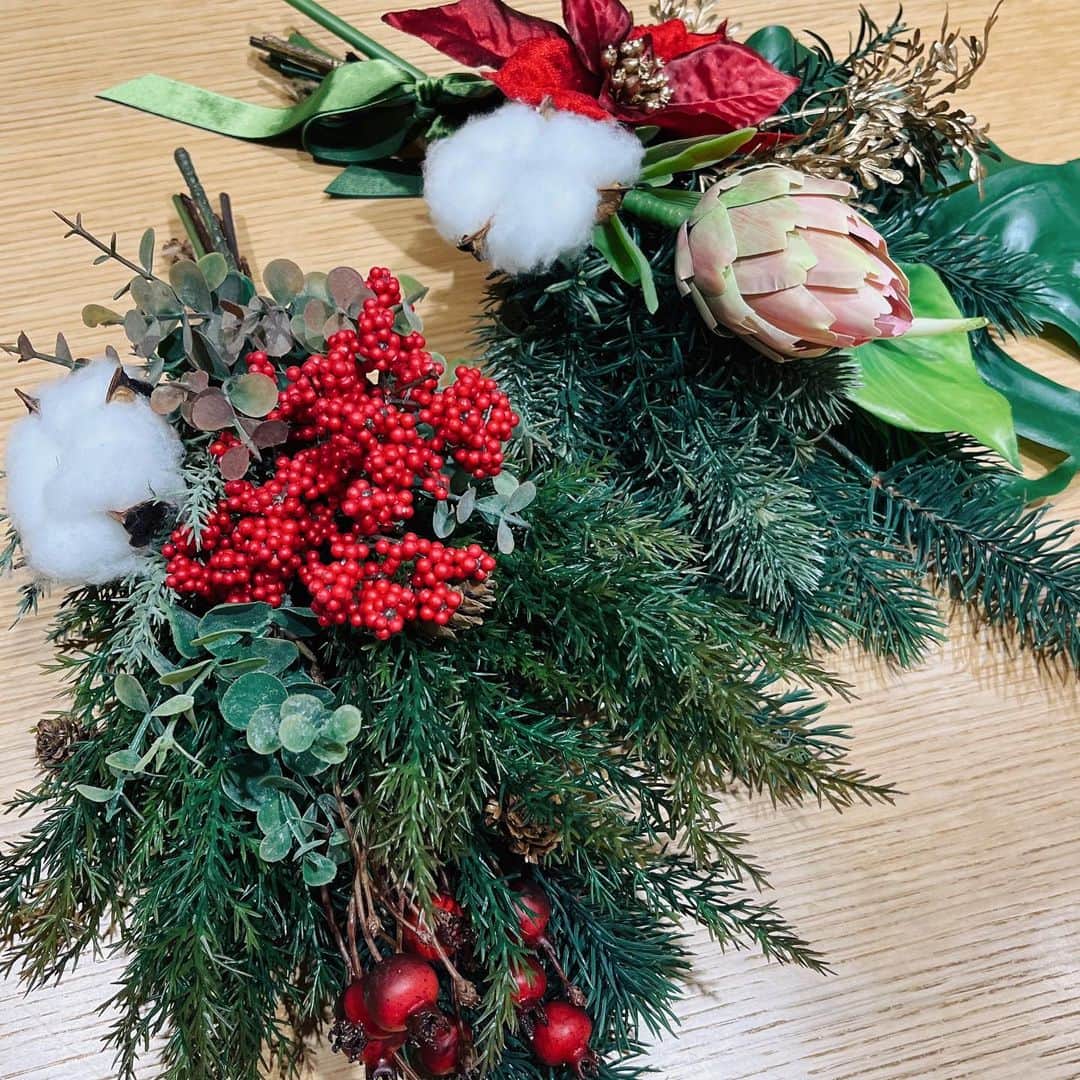 岡本杏理のインスタグラム：「#Serrurialow からのお知らせ②📢⭐️  明日11/1(水)18:00より、クリスマス・お正月にぴったりなシーズンアイテム5つが発売になります🎅🏼🎍  全て吊るすタイプのアイテムです。 これからの季節を華やかに彩ってくれる仕上がりなったので、是非ご自宅に☺️💐 クリスマスの方はギフトにもオススメです🎁.*  こちらには直筆サイン入りステッカーが付きますのでお楽しみに♡♡」