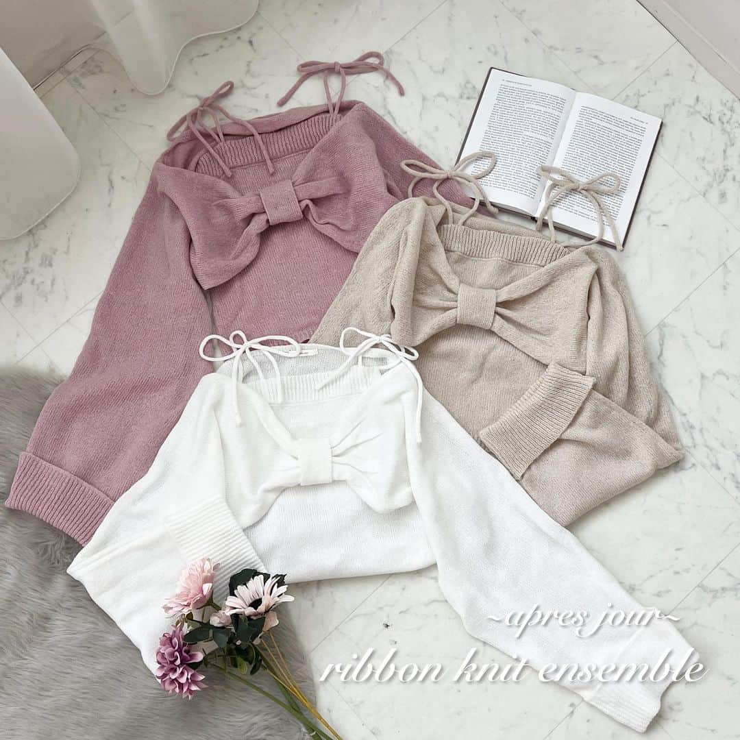 apres jour(アプレジュール) のインスタグラム：「【new arrival🎀】11/2(thu) 21:00〜 ⁡ ◆フロントリボンと袖感がガーリーなニットアンサンブル♡ ⁡ フロントリボンが特徴的で可愛らしいニットアンサンブルです！  肩紐リボンのキャミソールとのセットアイテムです。 こちらの肩紐はご自身で結んでいただく形となっております。  たぽっとしたお袖で袖丈も少々長めなので、 リボンデザインと相待ってよりガーリーらしさを演出することができます！  お手持ちのキャミワンピースなどと合わせてアレンジ着用いただいても 長期で楽しんでいただけるアイテムです♪  ⁡ #リボンニットアンサンブル 商品番号🔎986760 サイズ…F/XL ¥4,995(taxin) ⁡ ⁡ こちらの画像はインスタ用に加工しておりますので、カラーの雰囲気が実際の商品と異なる場合がございます。 商品ページにてカラーのご確認をお願い致します。 ⁡ #ZOZOでしか買えない #アプレジュール #アプレ部」