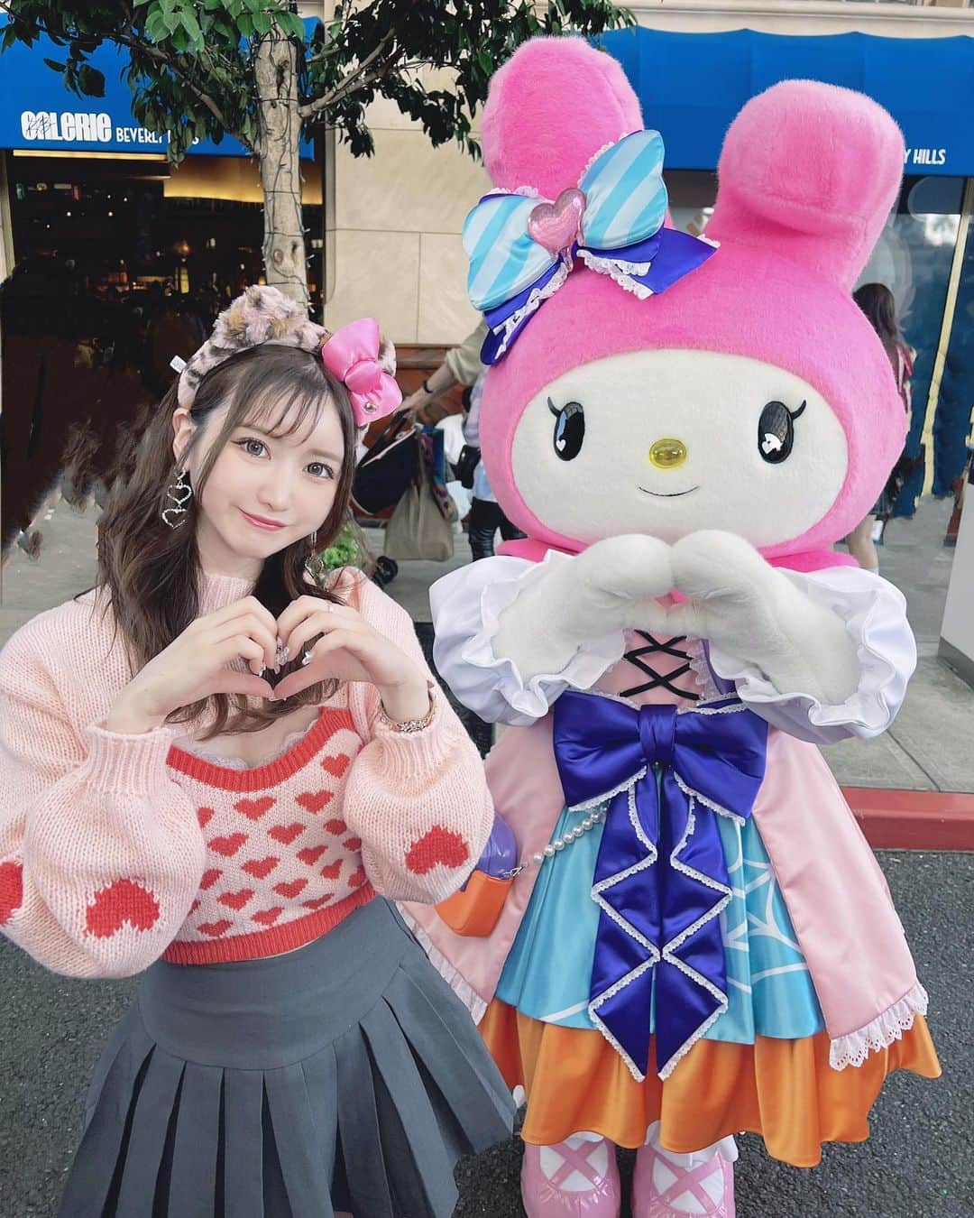 あいにゃんのインスタグラム：「ハロウィンマイメロとキティちゃんとツーショとれた🫶🫶🫶  ︎︎ ︎︎︎ ︎︎︎ ︎ クロミと撮れなかったのだけ無念૮( ̳ т ̫ т ̳ )ა * * #ユニバ #ユニバーサルスタジオジャパン #ユニバコーデ #ユニバハロウィン #キャラグリ #グリーティング#usj #universalstudiosjapan #マイメロ  #ハローキティ #キティちゃん  #ユニバカチューシャ #被写体 #キャバ嬢 #キャバクラ #コンカフェ #コンカフェ嬢 #サロモ #サロンモデル #アイドル  #量産型 #秋コーデ #hellokitty #mymelody #kuromi #y2k」