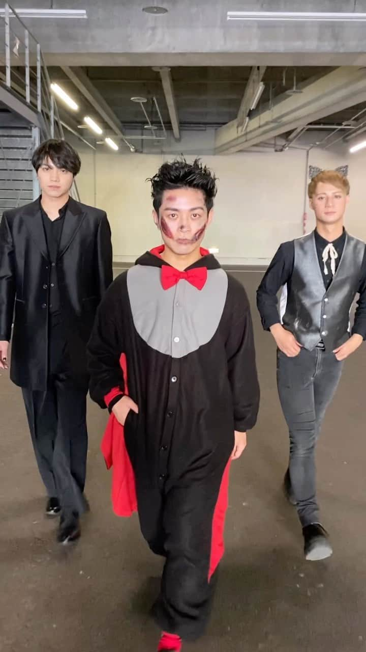 藤村晃輝のインスタグラム：「ハロウィーンって… ウォーキングしたくなりますよね？  昨日のサンクスデーでは、 @jmixmodelagency08 のモデルの皆さんと 再びパフォーマンスさせていただきました。  技術、熱量、表情管理… プロの皆さんとご一緒することで、  新しい発見がたくさんあって、 本当に多くの刺激をもらえます！  ありがとうございました◎  #大分トリニータ #jmix #jmixみ #ハロウィーン #halloween  #大分 #oita #藤村晃輝 #アナウンサー」