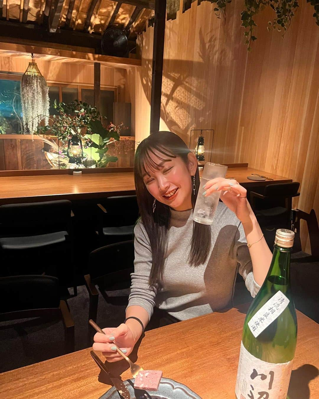 中上真亜子さんのインスタグラム写真 - (中上真亜子Instagram)「明日11月1日は本格焼酎の日！🗣️ てことで球磨焼酎のご紹介を🐻！  去年に引き続き 今年も私の地元熊本の球磨焼酎が福岡の飲食店で呑めるよ☺️お店自慢の一品(二品のとこもあった)と 球磨焼酎1杯が1000円で楽しめます🫶  てことで 先走って私も4軒行ってきたよ🥃 3軒目くらいから ちゃんとところどころ記憶ないよ☺️ 次の日聞いたらスタッフさんの中にも記憶ない方いたよ☺️ それくらい美味しいんだ本当に🙃  わたしがお邪魔したのは ①OTE2（祇園） ②あごだし亭きさいち（天神） ③一伍屋(大名) ④Roddi（春吉）  他にもたくさんあるから タグから飛んでチェックしてくれたら嬉しいです🥃🥃🥃 #飲んでみんね球磨焼酎キャンペーン #この現場酒呑みしか居なくて最高だった #pr #うれしいお仕事 #今年も出来てうれしい #地元で呑むのも最高だよね #去年はこのお仕事の現場に母も兄も来たよ #アットホームな現場にも程があるだろ #ちなみにそのあと3人でスナック行った」10月31日 18時58分 - maako_nakagami