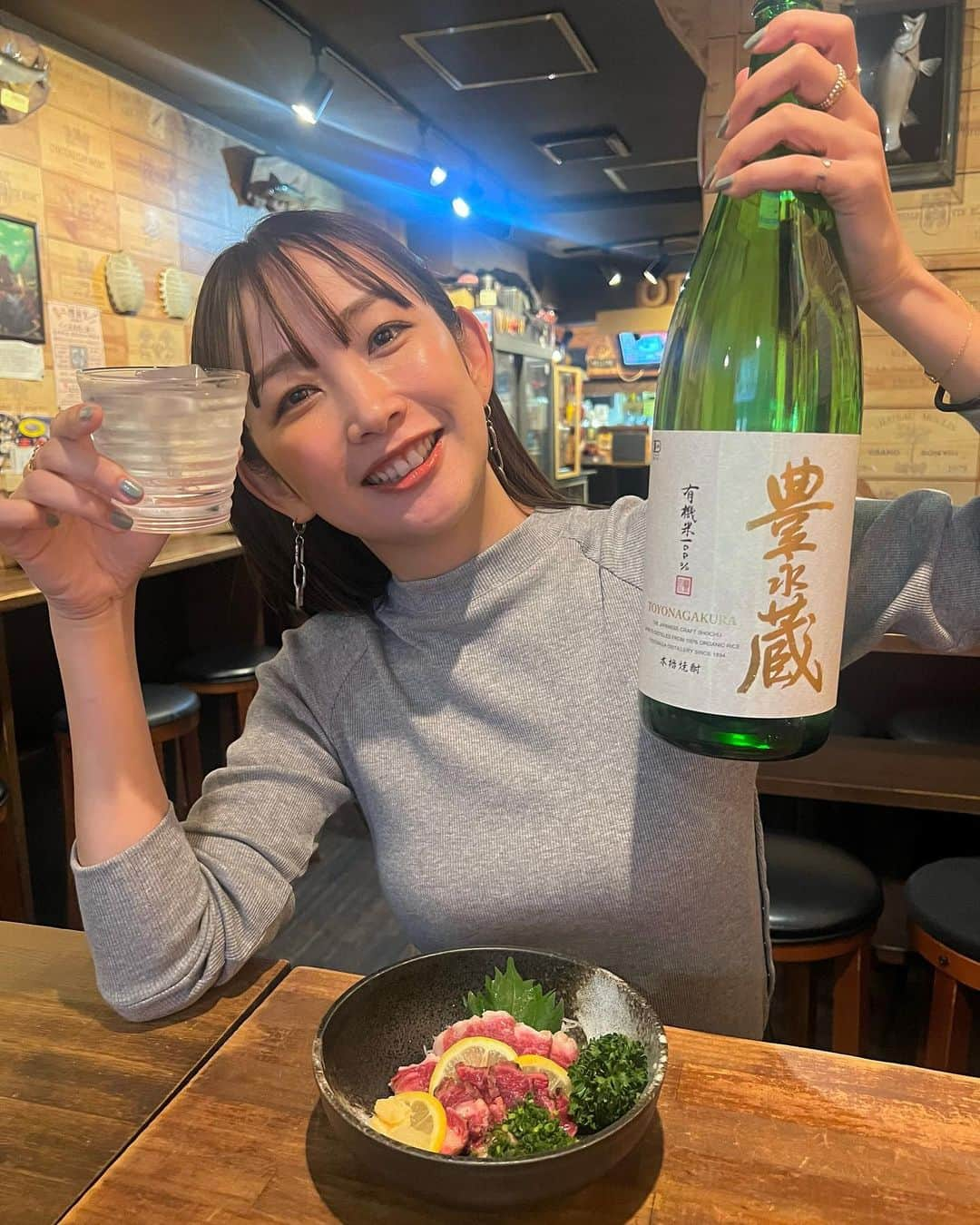 中上真亜子さんのインスタグラム写真 - (中上真亜子Instagram)「明日11月1日は本格焼酎の日！🗣️ てことで球磨焼酎のご紹介を🐻！  去年に引き続き 今年も私の地元熊本の球磨焼酎が福岡の飲食店で呑めるよ☺️お店自慢の一品(二品のとこもあった)と 球磨焼酎1杯が1000円で楽しめます🫶  てことで 先走って私も4軒行ってきたよ🥃 3軒目くらいから ちゃんとところどころ記憶ないよ☺️ 次の日聞いたらスタッフさんの中にも記憶ない方いたよ☺️ それくらい美味しいんだ本当に🙃  わたしがお邪魔したのは ①OTE2（祇園） ②あごだし亭きさいち（天神） ③一伍屋(大名) ④Roddi（春吉）  他にもたくさんあるから タグから飛んでチェックしてくれたら嬉しいです🥃🥃🥃 #飲んでみんね球磨焼酎キャンペーン #この現場酒呑みしか居なくて最高だった #pr #うれしいお仕事 #今年も出来てうれしい #地元で呑むのも最高だよね #去年はこのお仕事の現場に母も兄も来たよ #アットホームな現場にも程があるだろ #ちなみにそのあと3人でスナック行った」10月31日 18時58分 - maako_nakagami