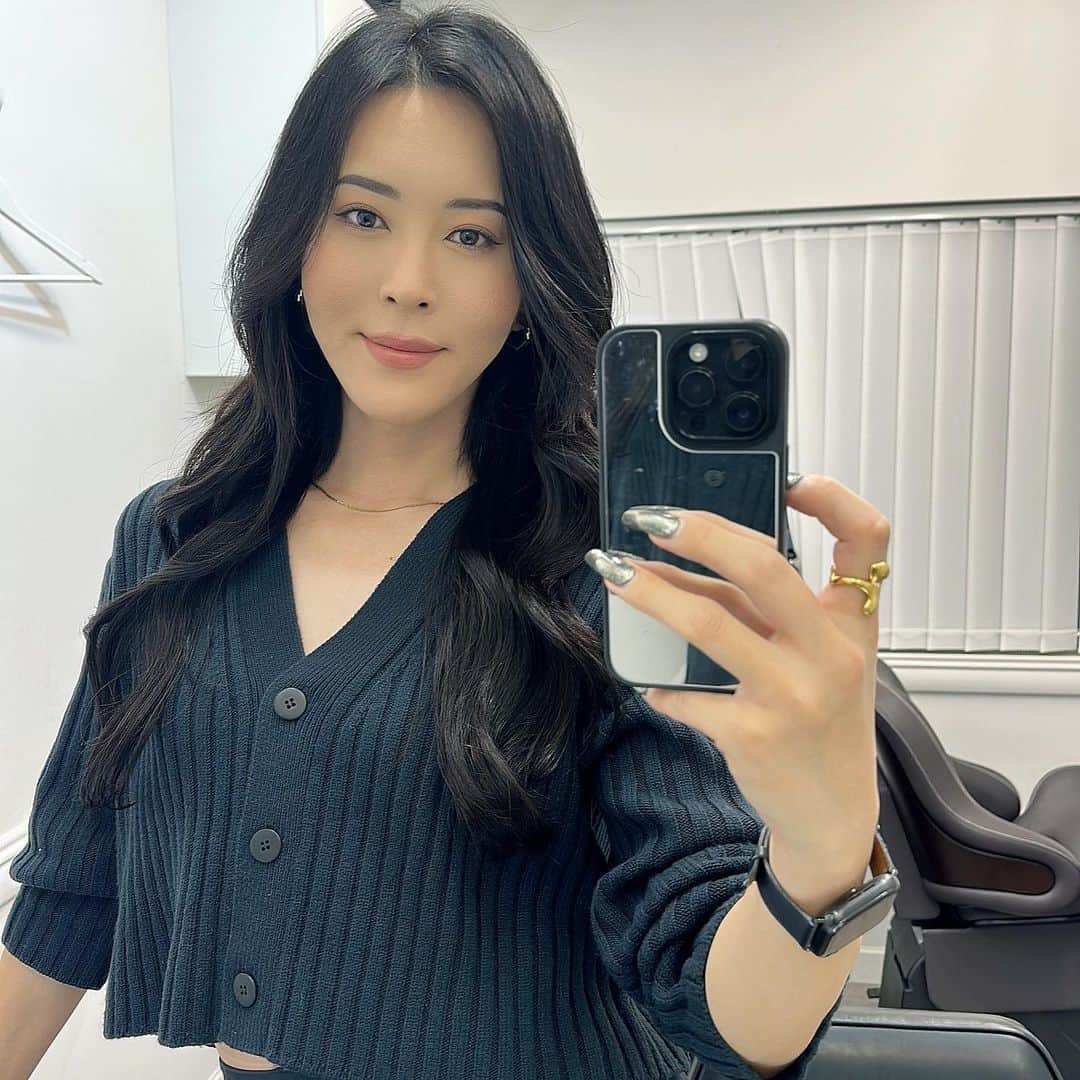 花上惇のインスタグラム：「さすがにサナすぎる。#TWICE  Hair by @log_tsuru  エクステの付け替えをしてきました！ そして前回より多めにレイヤーを入れてみたのですがどうでしょう🫣💕 やばい...、これは彼氏できてしまう(黙れ)  サロンは表参道のL.O.Gです🖤  皆様、HAPPY HALLOWEEN👻🍭」