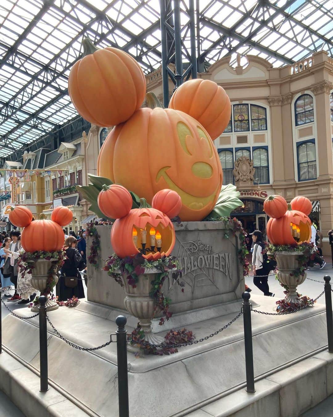 内田絢子のインスタグラム：「🎃HAPPY HALLOWEEN🎃  甥っ子の3歳のバースデー旅行！！ 久しぶりの東京ディズニーリゾート、ハロウィンシーズンはパーク内の装飾がどれも可愛すぎて、ときめきました♡   40周年のパレードやショーも凄かった！！アニバーサリーコスチュームを身につけたキャラクターたちがとても可愛くて、空間全てが煌めきに満ち溢れ、夢のようだったなぁ☆  甥っ子たちの満面の笑みがいっぱい見られて、楽しかった家族旅行。いつも元気いっぱい、みんなを笑わせてくれるボーイズたち、これからもすくすく育ってね！！いつまでも『じゅんちゃん、あそぼー！』って言ってほしいな。笑  #東京ディズニーリゾート #東京ディズニーランド #東京ディズニーシー #東京ディズニーリゾート40周年」