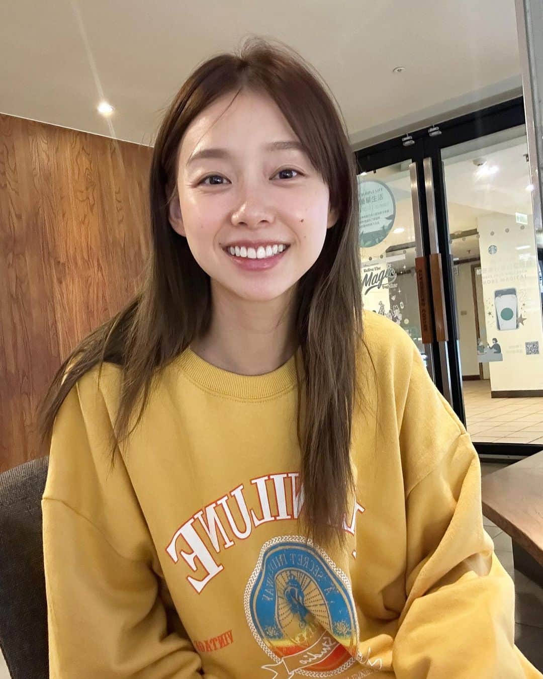のインスタグラム：「我每次變胖都會先肥到臉🤣 這次也不例外  幾天前坐電梯時照鏡子 有種膠原蛋白回來的感覺 跟老公說：我的臉好澎喔～好像回到23歲  結果隔壁阿伯馬上轉頭過來看我  我只好回他一個23歲的笑容😂」
