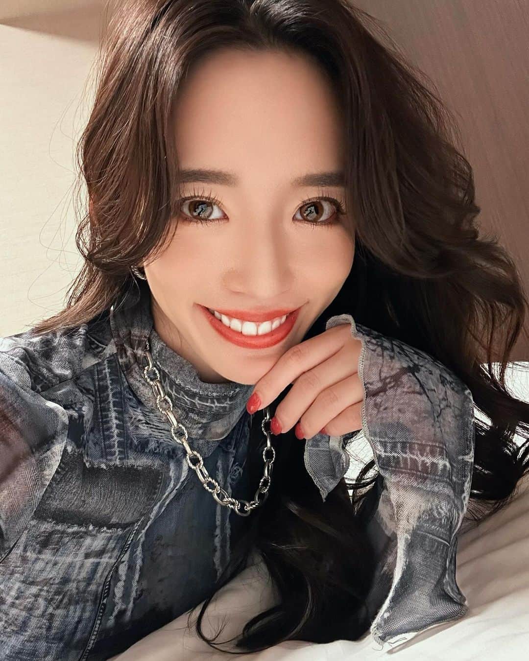 柳本絵美のインスタグラム：「ちょっと長めの投稿です💬  大会準備も大詰めですが、同時に日本で過ごすのも 気づけばあと10日なんですね。 3ヶ月は日本に戻らないので、 今、思うことをまとめてみました✍️  🇯🇵日本のいいところ ・四季がある(秋の風や空気がとってもエモい) ・海鮮が新鮮で最高(特にお寿司)ご飯がとても美味しい ・お風呂文化が盛んで整い環境が整ってる ・街が綺麗で道が臭くないし治安がいい ・おもてなし文化が素晴らしい  最近はちょうど、朝晩冷えてきて 切ない曲とか聴きながら散歩すると 色んな感情が巡ったりして これ！これが日本のいいとこ！って喜んでました。🤭  でも、私自身かなり感受性も共感性も豊かで。 良くも悪くも、心苦しく感じてしまう時もありました。 ベトナムから帰って2日で、私海外の方が合ってる！ って泣いたことも記憶に新しかったり。 アウトプットもインプットも海外でゆっくりやってたから それも理由なんだと思います。  とは言え、海外に行ってみて気づけたこと。 「とにかく行動あるのみ！」でした。  少々長くなっちゃいましたが伝えたいことは、 なにか、もやもやしてることがあるなら！ 言い訳せずに、後先のことは一旦考えずに！ 行きたかった場所に行って、 やりたかったことに挑戦してみてください💕  やってみなくちゃ分からないんです。 生きてさえいれば、どうにかなります🔥 世界の広さに、 悩んでたことがどうでも良くなるかもしれない！🌍 解決しちゃうかもしれないし、 やっぱり日本がいい！と、なるかもしれない。 それはそれでいいことだし、 とにかく行動しなきゃ分からないことってあるんですね。  私たちには無限の可能性があると思います✨ どんな人にも、平等にです。 環境や現状を言い訳にしないで、 やりたいことは出来るうちに。 失敗を恐れずやってみましょう！💕  そんな私も来週からまずバリに行く予定ですが、 航空券はまだ取っておりませんww (前回のベトナムなんてビザ申請行き違いでオーバーステイ扱いになり罰金払いました！笑) バリ🇮🇩→ドバイ🇦🇪→セブ🇵🇭に滞在後は タイか台湾に行きたい✈️ まだ決めてないしノリで行きます🤣笑 自由気ままに旅をしつつ ばりばりインプットして、ほどよくアウトプットしながら 成長して戻って来ますね💗😆  というわけでまずは日曜日の大会と、 残りの日本滞在をエンジョイします💫 みなさんも毎日を最高に楽しんでください！🫶」