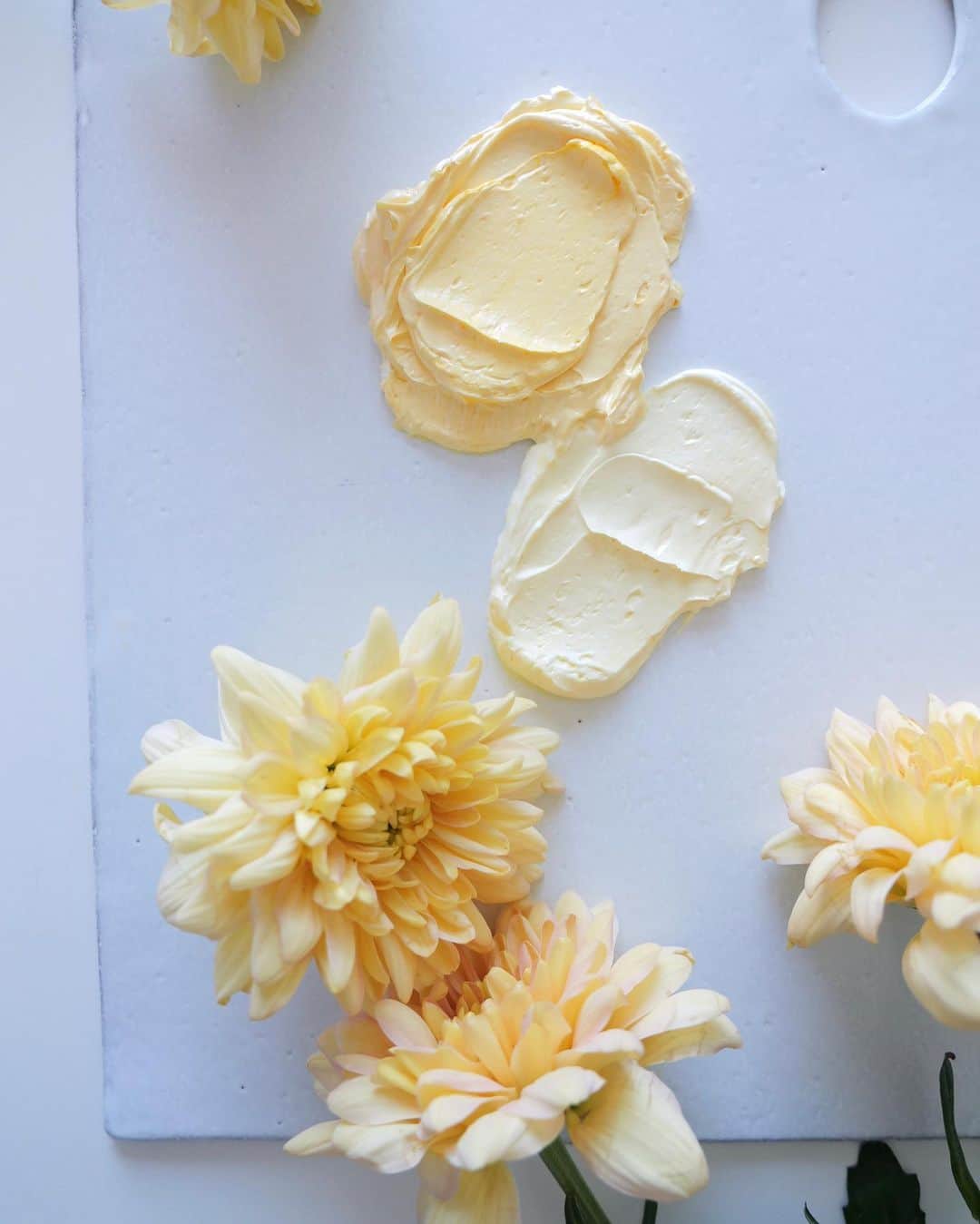 청담 수케이크 (atelier soo)さんのインスタグラム写真 - (청담 수케이크 (atelier soo)Instagram)「ㅡ Coloring  Pieris hyacinth Dahlia Sunflower ㅡ」10月31日 19時03分 - soocake_ully