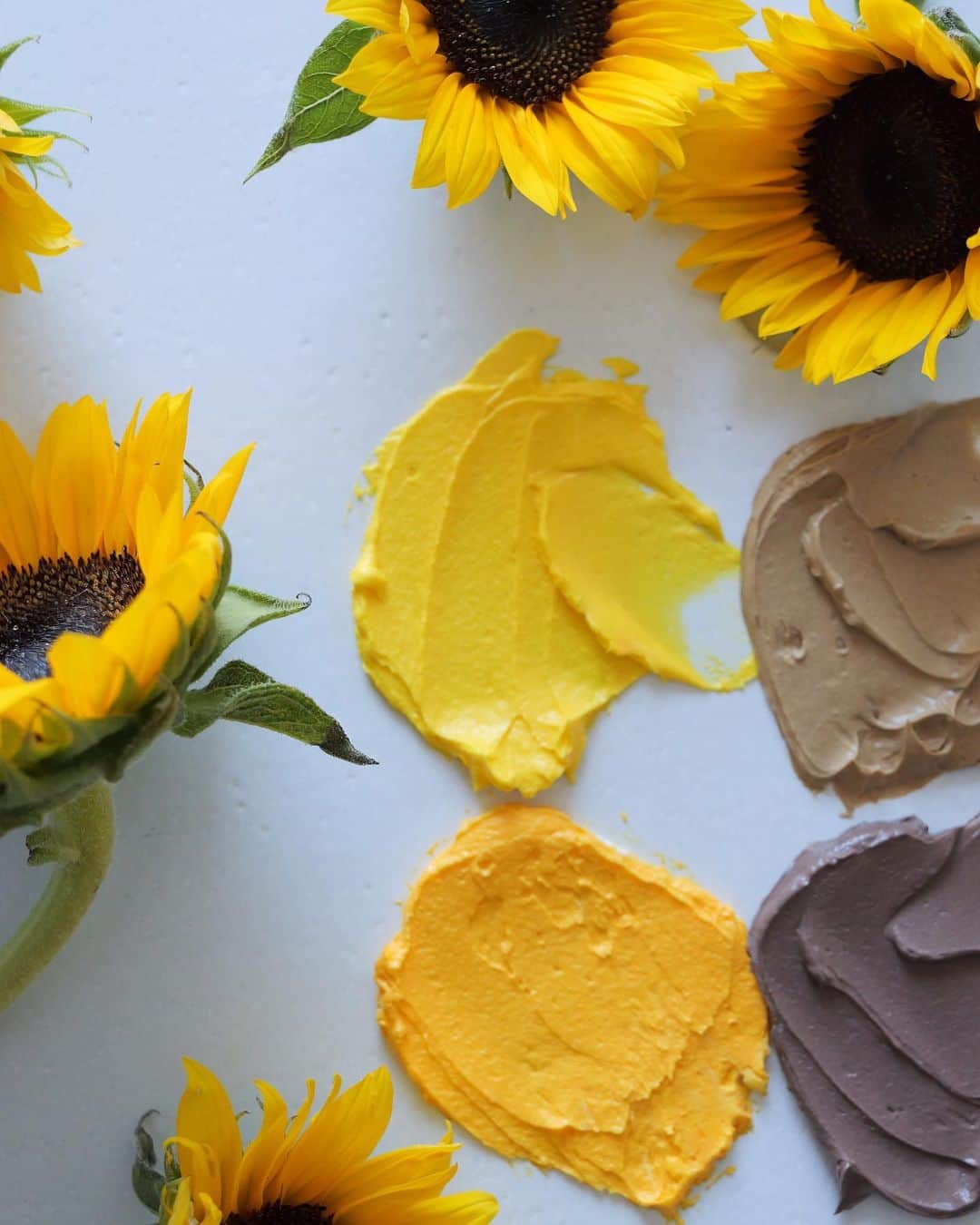 청담 수케이크 (atelier soo)さんのインスタグラム写真 - (청담 수케이크 (atelier soo)Instagram)「ㅡ Coloring  Pieris hyacinth Dahlia Sunflower ㅡ」10月31日 19時03分 - soocake_ully