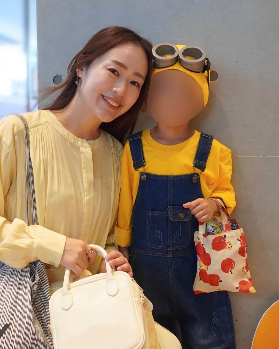のインスタグラム：「HAPPY HALLOWEEN👻🪩 ⁡ 今年はミニオンの仮装で地域のイベントに参加🕺🏻 週末両日ともモリモリお菓子を頂いて、当日の今日は英会話教室でお菓子を頂いて、しばらくお菓子買わなくて良さそう😂🍪(ありがたや〜) ⁡ 昨年は「とりっくおあ"と"とりーとぉ」とどうしても"と"が一つ多くなってしまっていたけれど、今年は「トリックオアトリート！」と「ありがと！」としっかり言えました🤝🏻✨ ⁡ ⁡ ちなみに3枚目以降の写真は自作のお化けバケツ！👀 目玉シールをたくさん作って貼り付けました👦🏻 ⁡ ⁡ #男の子ママ ⁡」