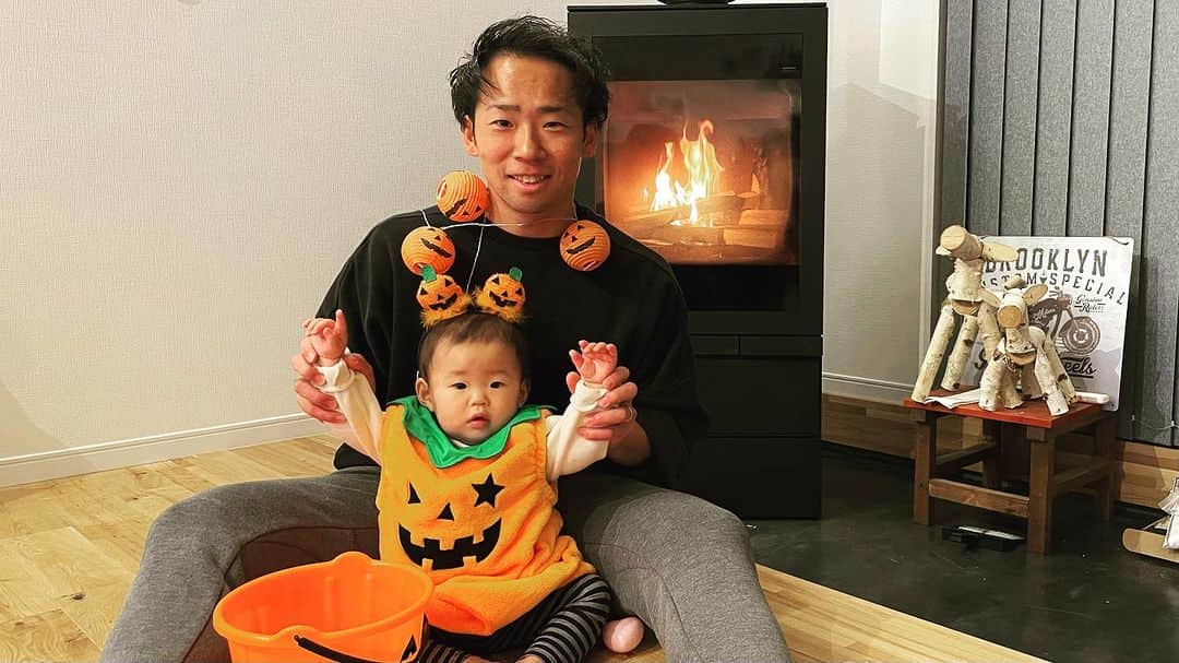 山本憲吾のインスタグラム：「🎃Happy Halloween👻 娘と初めてのHalloweenを過ごしました‼️ もう少し大きくなったら 怖〜い仮装しようね😂笑  #はろうぃーん👻🎃  #ハロウィン  #はろうぃーん🎃  #はろうぃんコスプレ」