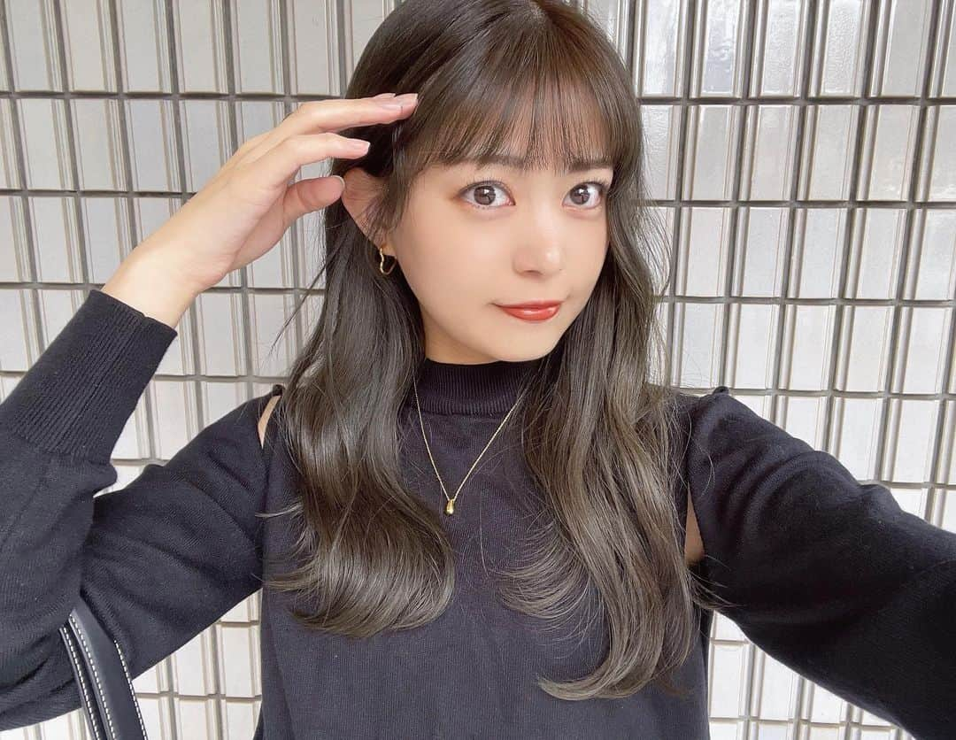 前田亜美さんのインスタグラム写真 - (前田亜美Instagram)「. Newhair…💇🏻‍♀️. . . @na_ka_daa  に赤みなしで抜け感のある暗めカラーお願いしてます。いつも素敵な色にしてくれる🫒🩶. . 髪も伸びてきた✌🏻‎🤍 . .  #ピスタチオグレージュ」10月31日 19時07分 - ami___maeda0601