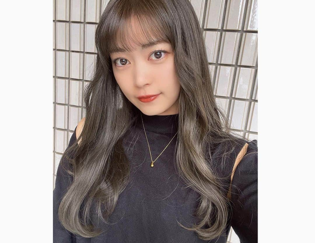 前田亜美さんのインスタグラム写真 - (前田亜美Instagram)「. Newhair…💇🏻‍♀️. . . @na_ka_daa  に赤みなしで抜け感のある暗めカラーお願いしてます。いつも素敵な色にしてくれる🫒🩶. . 髪も伸びてきた✌🏻‎🤍 . .  #ピスタチオグレージュ」10月31日 19時07分 - ami___maeda0601