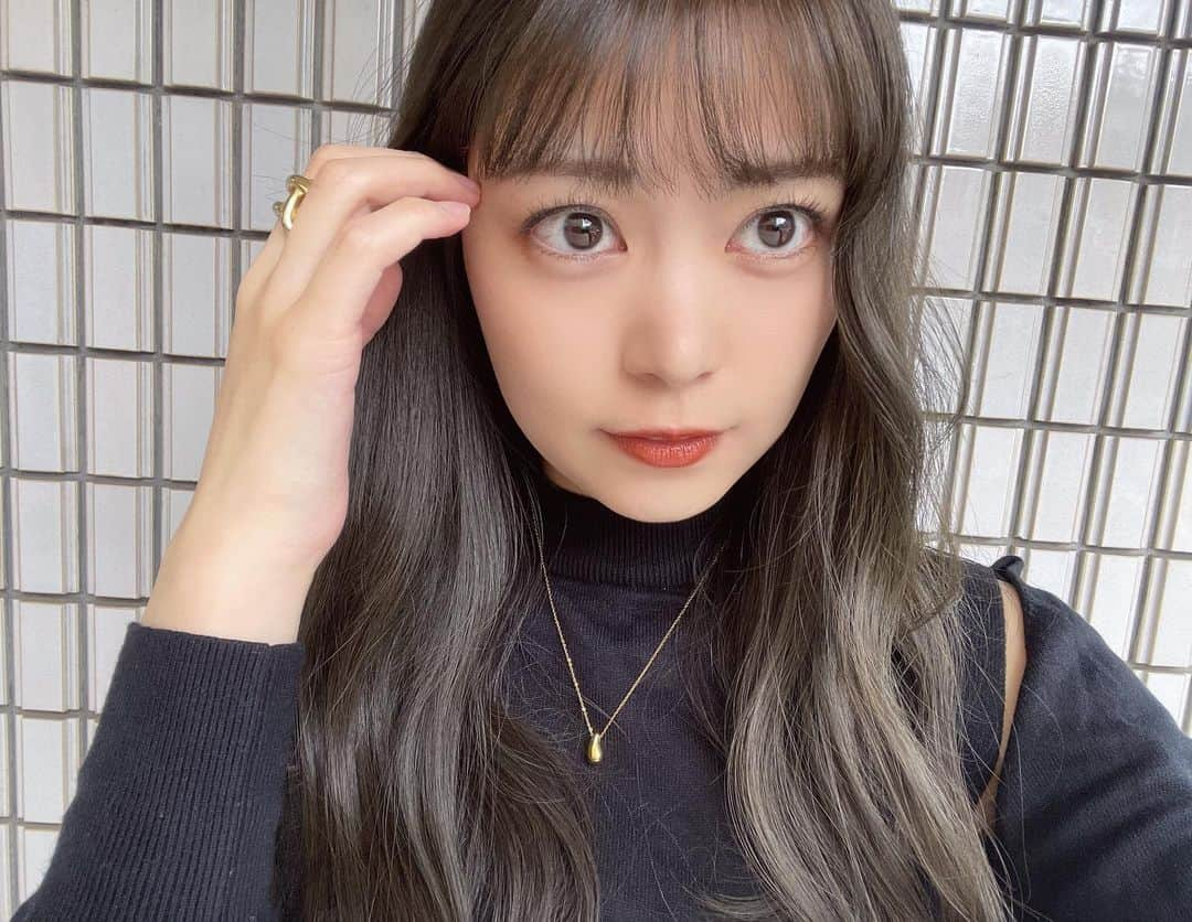 前田亜美さんのインスタグラム写真 - (前田亜美Instagram)「. Newhair…💇🏻‍♀️. . . @na_ka_daa  に赤みなしで抜け感のある暗めカラーお願いしてます。いつも素敵な色にしてくれる🫒🩶. . 髪も伸びてきた✌🏻‎🤍 . .  #ピスタチオグレージュ」10月31日 19時07分 - ami___maeda0601