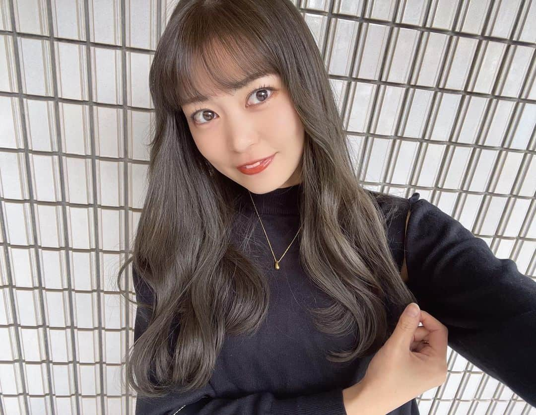 前田亜美さんのインスタグラム写真 - (前田亜美Instagram)「. Newhair…💇🏻‍♀️. . . @na_ka_daa  に赤みなしで抜け感のある暗めカラーお願いしてます。いつも素敵な色にしてくれる🫒🩶. . 髪も伸びてきた✌🏻‎🤍 . .  #ピスタチオグレージュ」10月31日 19時07分 - ami___maeda0601