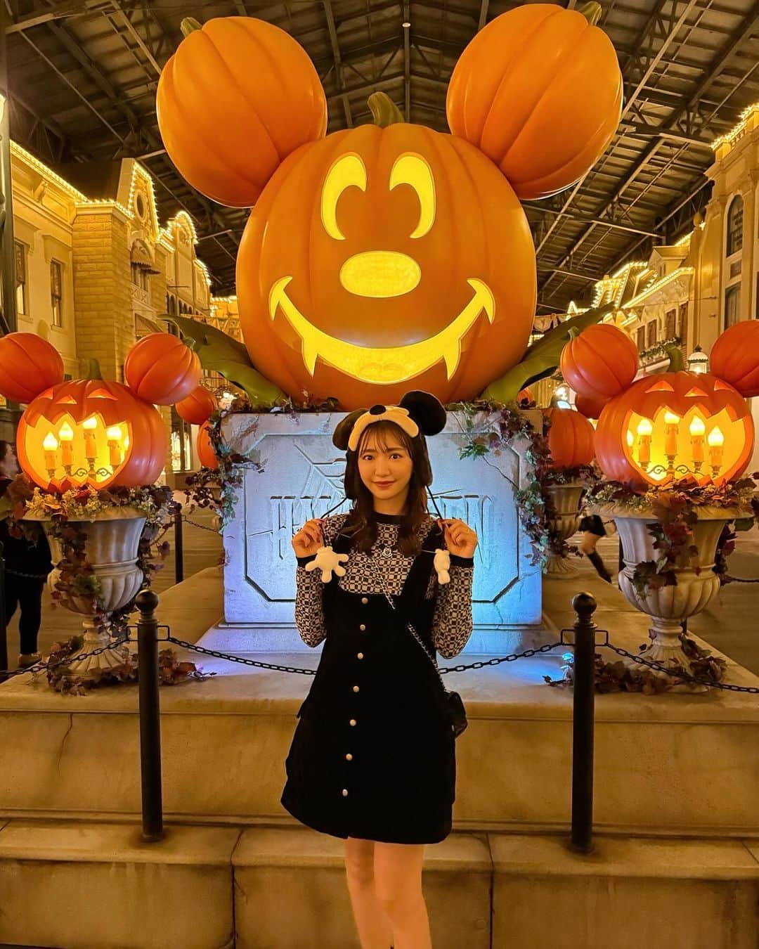 RISAのインスタグラム：「happy Halloween🎃👻🧡✨  . 皆んなは今日仮装してどこかに行くのかな？🧡  . 昨日から街で仮装してるちびっ子達沢山見かけて みんな可愛かったなぁ〜🥰  . ハロウィンは特に何もしないで こないだ行った 　【UCC private evening party】の写真🏰💖  . 沢山載せたい写真あって載せきれないから reelもまた載せようと思う😛❤️笑  . 👗この日のコーデ  #onepiece  @coel.official  #tops  @moussyofficial  #bag  @chanelofficial   . Have a fun Halloween!!👻🎃🎉  .  .  #ディズニーハロウィン #ディズニー #ディズニーランド #ディズニーコーデ #東京ディズニーリゾート #ディズニー40周年 #ハロウィン #コーデ #秋服コーデ #halloween #happyhalloween #ootd #coordinate #tdl #disney #disneyrand #disneyhalloween」