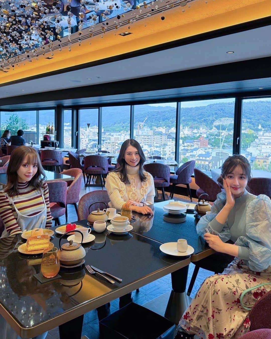 新希咲乃さんのインスタグラム写真 - (新希咲乃Instagram)「たまにはコーディネートを👗 京都のフォションに泊まった時の写真です パリの良さと日本の和の融合って感じで素敵な雰囲気なホテルだった〜！  中に入ってるフォションルカフェでアイコニックな唇ケーキも食べたよ💋  トップス @fray_id  スカート @mercuryduo_com  ブーツ  @maisonvalentino  バッグ  @mosselnewyork   関西好きだなぁ、ユニバ行けば良かった🌎 最後の写真はケーキを死守するさきの。   #fauchonhotelkyoto   #京都  #京都カフェ   #フォションルカフェ   #FAUCHON   #京都ホテル  #京都旅行」10月31日 19時10分 - niki_sakino