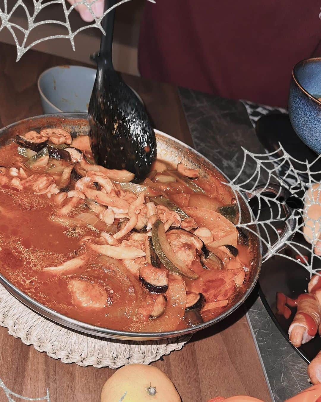 木下優樹菜さんのインスタグラム写真 - (木下優樹菜Instagram)「Halloween party🎃👻💀🧟‍♀️🪦 ミミズパスタ🕷️ 地獄鍋🩸 finger☝️🌭」10月31日 19時11分 - yukina1204xoxo