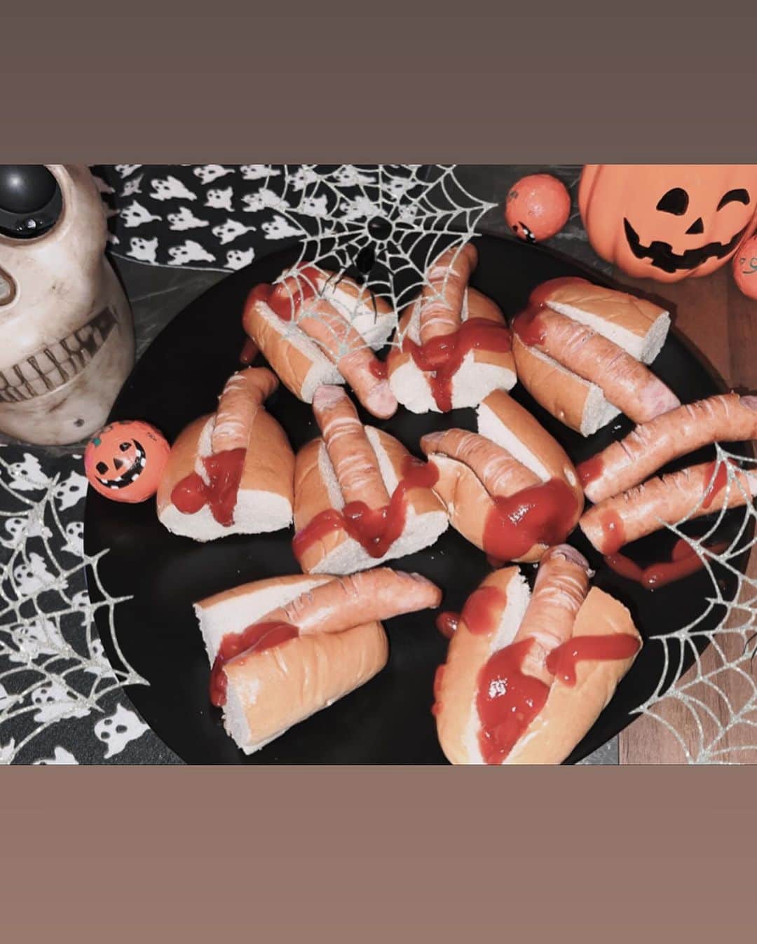 木下優樹菜さんのインスタグラム写真 - (木下優樹菜Instagram)「Halloween party🎃👻💀🧟‍♀️🪦 ミミズパスタ🕷️ 地獄鍋🩸 finger☝️🌭」10月31日 19時11分 - yukina1204xoxo