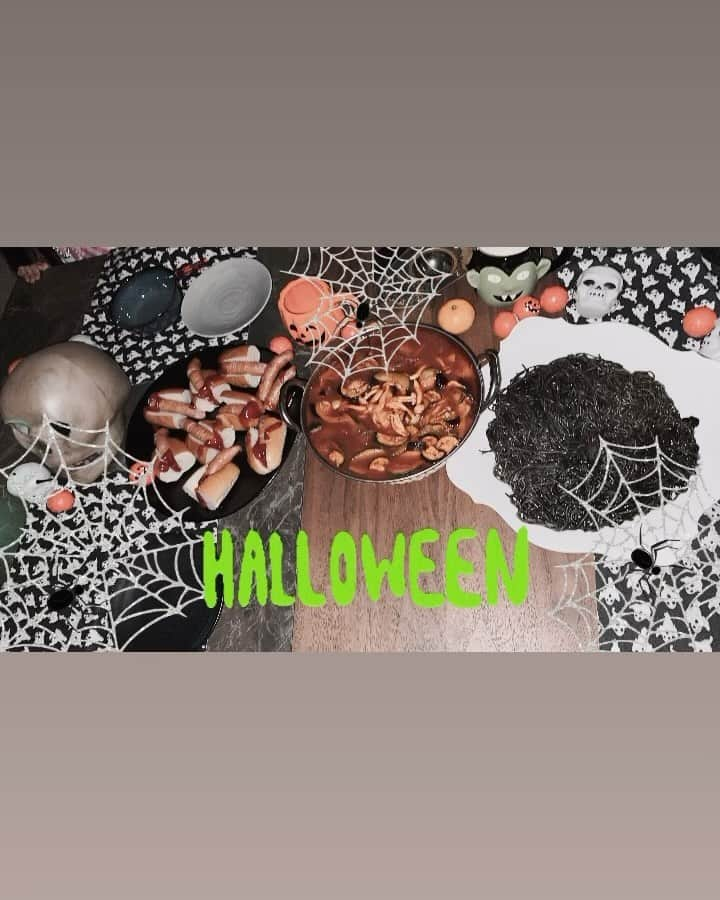 木下優樹菜のインスタグラム：「Halloween party🎃👻💀🧟‍♀️🪦 ミミズパスタ🕷️ 地獄鍋🩸 finger☝️🌭」