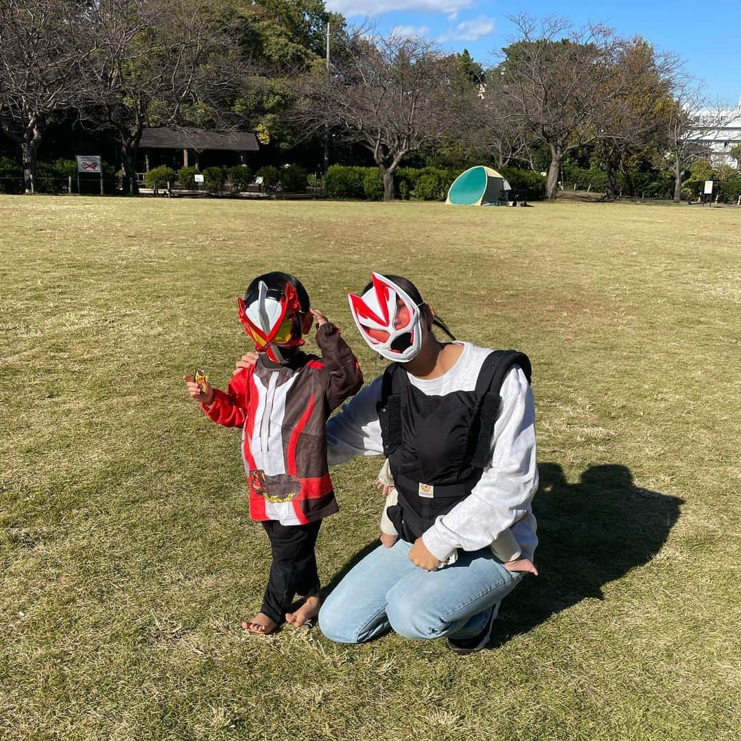 にわみきほさんのインスタグラム写真 - (にわみきほInstagram)「ハロウィン無事終了。 幼稚園のみんなとハロウィンピクニック🎃  #仮面ライダーになりたい息子 #裸足仮面ライダー #来年は戦隊でよろしく🫰 #ママはゴセイイエローに変身するね🫰」10月31日 19時11分 - mikiho_niwa