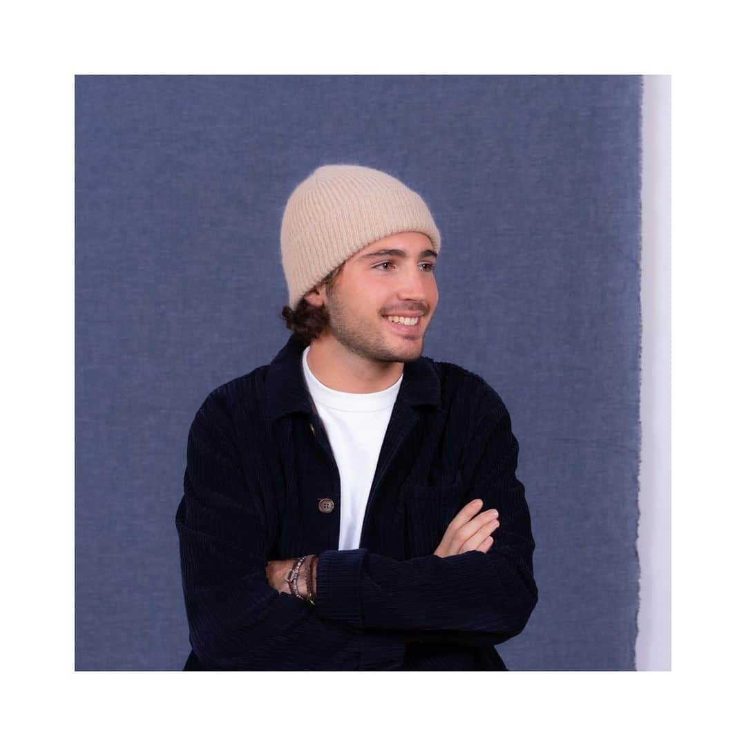 ラ・スリーズ・シュ・ル・シャポーのインスタグラム：「Des bonnets à en perdre la tête ! Découvrez nos bonnets Made in Scotland , incroyablement doux et agréables à porter. Déclinés dans 30 couleurs … Difficile de résister ! #lacerisesurlechapeau #chapeaux #chapeliereparis #bonnets #putsomecolorinyourlife #bonnetscolorés #atelierboutiqueparis」