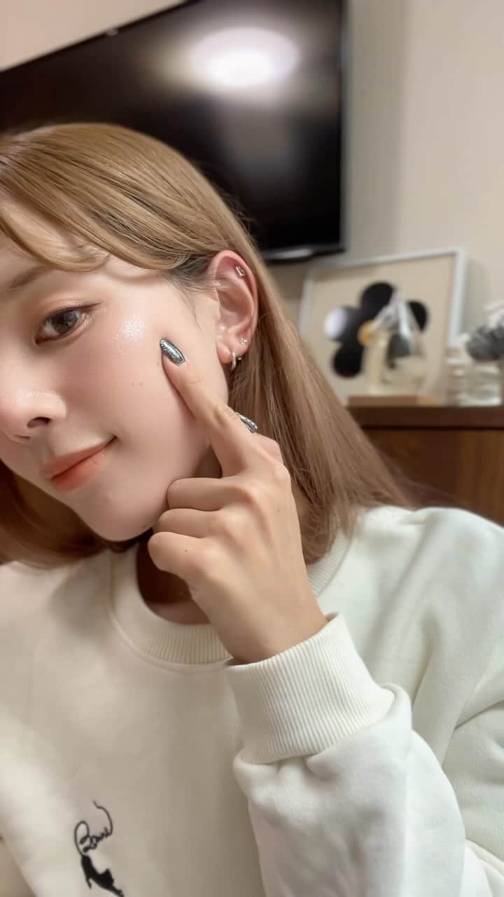 目見田早弥子のインスタグラム：「@yeau_official の新作🫧 ・glimmer skin stick 01 ・plumping lip gloss 01 グロスは粘度が高めだからプルプルってよりは しっかり発色してピタッと密着する感じ。 スキンスティックは目頭や頬骨に ハイライト的に使うのがホリデー感あってかわいい🤍 #yeau   スパチュラでクッションファンデ塗ってみよ〜ってやったら めっちゃ厚塗り感出ちゃって肌が😂」