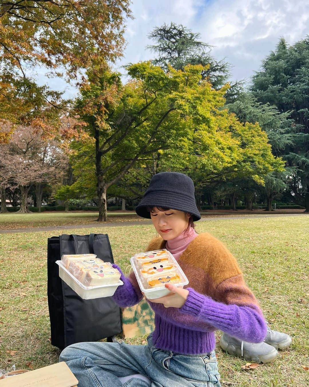 小西桜子さんのインスタグラム写真 - (小西桜子Instagram)「👾  シールはスーパーで柿買ったらもらったやつ。かわいい 朝からこしらえた🧺 お気に入りの秋服もハロウィンカラー👾🟠」10月31日 19時13分 - sakurako_kns
