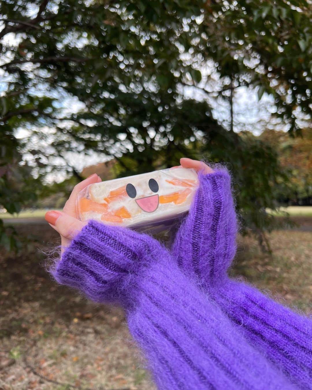 小西桜子のインスタグラム：「👾  シールはスーパーで柿買ったらもらったやつ。かわいい 朝からこしらえた🧺 お気に入りの秋服もハロウィンカラー👾🟠」