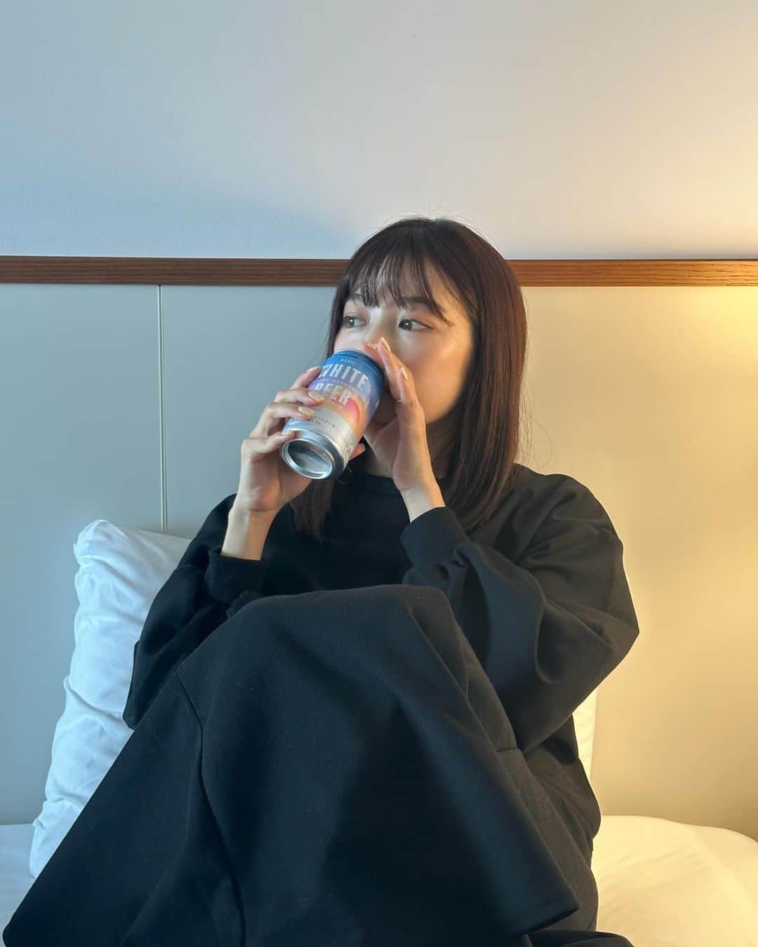 のインスタグラム：「最近ばたばたしてたから 近場でゆっくりホカンスしてきた🤝🤎 家とは違う特別感が好きで、定期的に泊まりたくなる。 ㅤㅤㅤㅤㅤㅤㅤㅤㅤㅤㅤㅤㅤ ホワイトビールを飲みながらいろんなお話しする時間...とっても良い🫶今まで行った場所でここよかったねぇ、次はどこへ行こうかなぁとか話す他愛もない時間が好き。 元々ビール好きだけど、このビールはフルーティーで飲みやすかったよ🏝️✨彼も普段あまり飲まないけどこれは飲みやすいって気に入ってた🤭 ゆるりと心ほどける時間でした🌼🌼 ㅤㅤㅤㅤㅤㅤㅤㅤㅤㅤㅤㅤㅤ #PR #アサヒホワイトビール #ホカンス」