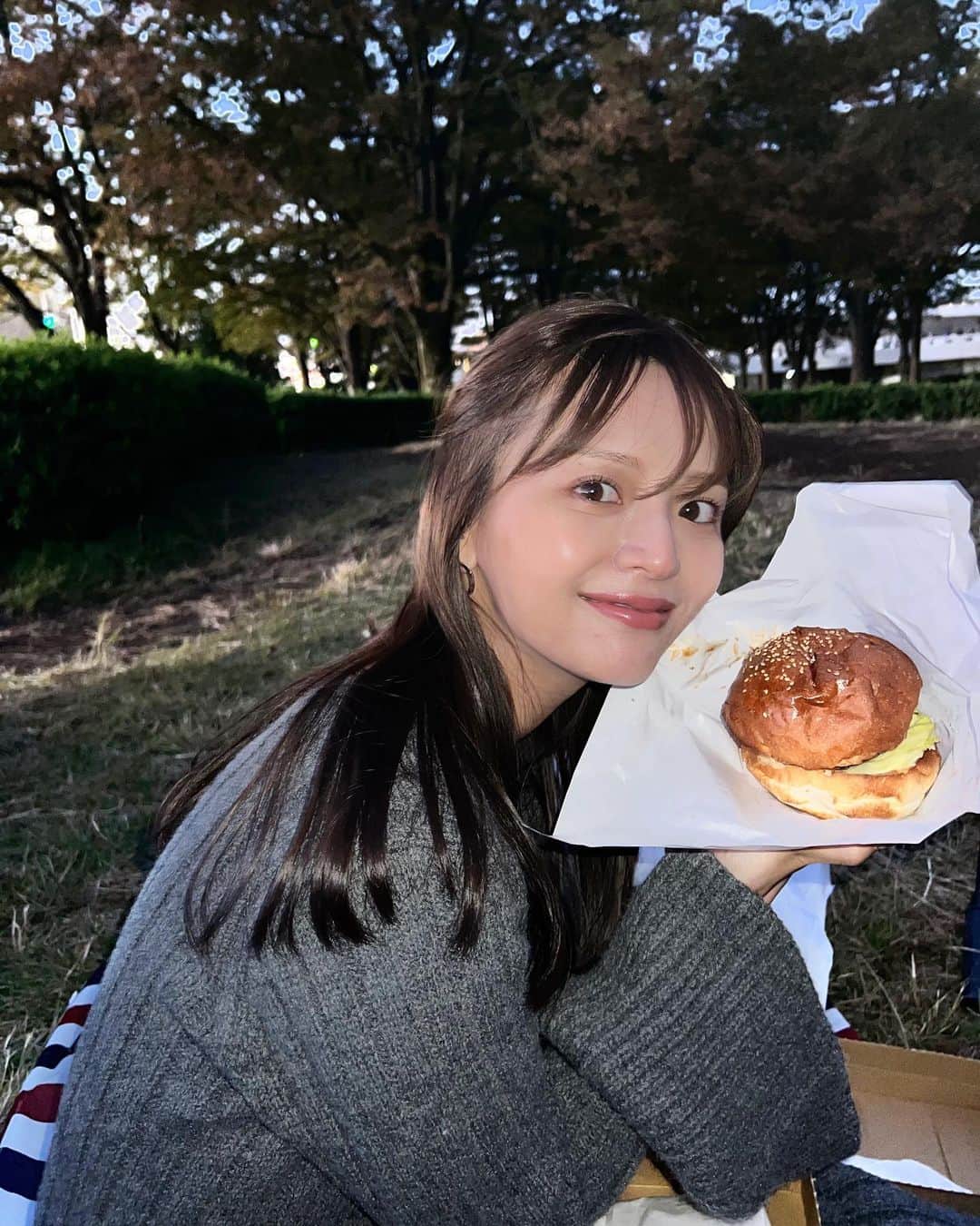 森山紗希さんのインスタグラム写真 - (森山紗希Instagram)「ハンバーガー美味しすぎてぺろり。 最近食べ過ぎなので食後すぐに運動✊ (あんましよくない気がするけど笑)  ここのハンバーガー全然脂っぽくなくて、 とっても美味しかったー！  ニットワンピって楽ちんだからついつい着がち。 袖が広がってて可愛いんです♡ @amail_official   #ピクニック  #ニットワンピ  #ニット  #ハンバーガー  #秋  #秋コーデ #pr」10月31日 19時14分 - morisaki0404