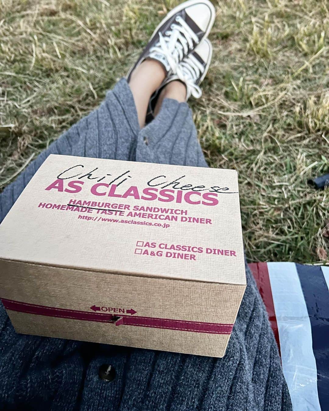 のインスタグラム：「ハンバーガー美味しすぎてぺろり。 最近食べ過ぎなので食後すぐに運動✊ (あんましよくない気がするけど笑)  ここのハンバーガー全然脂っぽくなくて、 とっても美味しかったー！  ニットワンピって楽ちんだからついつい着がち。 袖が広がってて可愛いんです♡ @amail_official   #ピクニック  #ニットワンピ  #ニット  #ハンバーガー  #秋  #秋コーデ #pr」