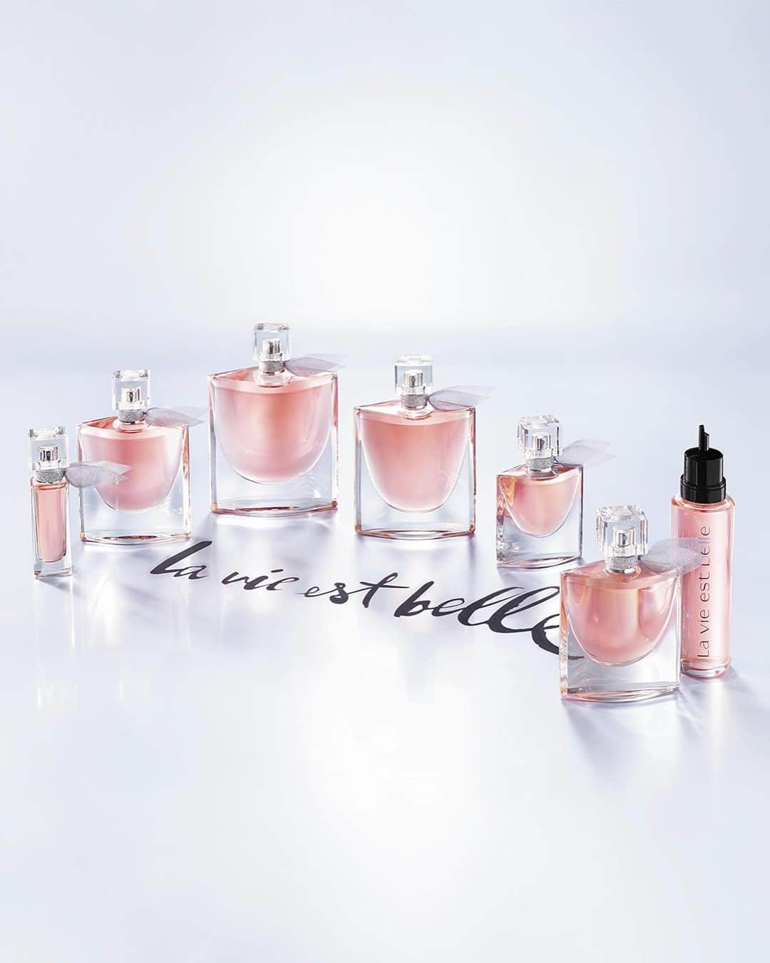 Lancôme Officialさんのインスタグラム写真 - (Lancôme OfficialInstagram)「Infinitely refillable for infinite happiness. The elegant La vie est belle refills are available online and at your nearest Lancôme counter. Available across the whole franchise, the bottle is designed to provide a seamless refill experience at home, so that your fragrance bottle can easily retrieve its rosy tint.  #Lancome #Lavieestbelle #Fragrance #Refill」10月31日 19時15分 - lancomeofficial