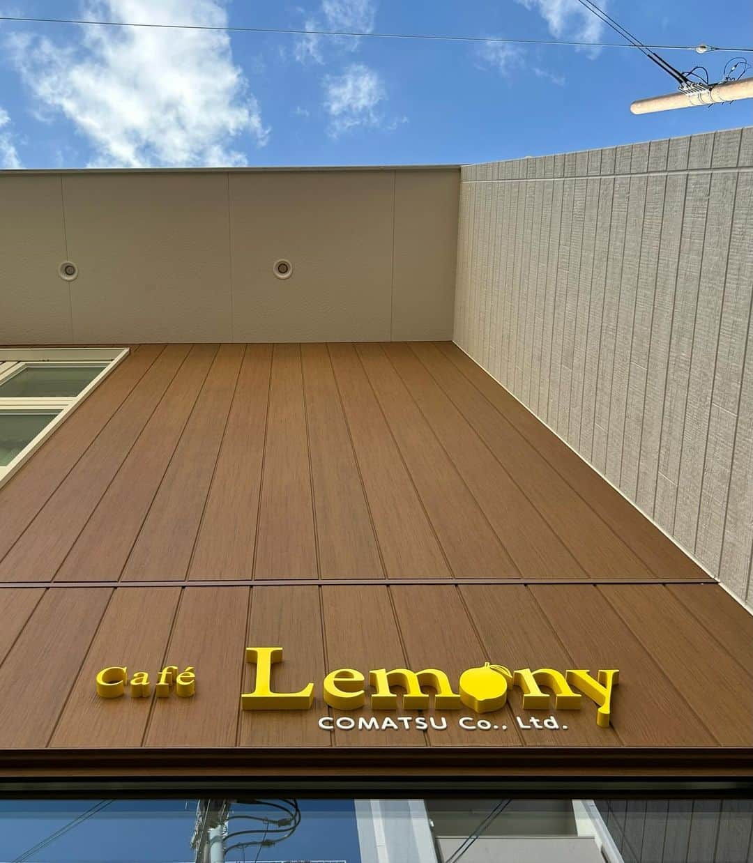 美舞さんのインスタグラム写真 - (美舞Instagram)「​ .​ .​ 北九州産のレモンを使った🍋カフェ​ 【＠lemony_kogane1113 】 に行ってきた!!!!!​ フレッシュで爽やかな内装の店内には、​ フルーツの幸福度高めな香りがひろがってて、​ カフェの２階で加工されてすぐ​ 店頭に並ぶからとにかく新鮮😘🫶​ お気に入りはたっぷりのレモンが入ってる​ ざくざくレモン入り北九州ハニーレモネードと、​ 好きなフルーツ選んで、​ 口溶けなめらかなソフトクリーム乗せ🍦​ 🫶​ フレッシュなフルーツにパワーーを頂き、​ 心も体も満たされる〰️♡♡♡​ 北九州モノレール香春口三萩野駅から徒歩5分!!​ Café＆Factory 北九州レモン Lemony 🍋​ ドライブコースにでもチェック☑️してみてね📍​ .​ #北九州ハニーレモネード​ #北九州レモン #小倉みつばちプロジェクト #事業再構築​ #黄金市場 #北九州カフェ #北九州フルーツ​」10月31日 19時15分 - mibuki__.39