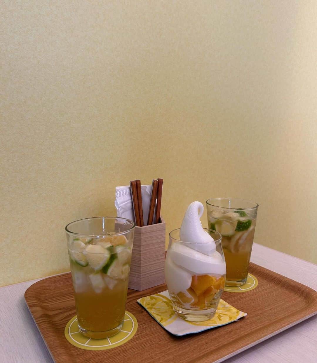 美舞さんのインスタグラム写真 - (美舞Instagram)「​ .​ .​ 北九州産のレモンを使った🍋カフェ​ 【＠lemony_kogane1113 】 に行ってきた!!!!!​ フレッシュで爽やかな内装の店内には、​ フルーツの幸福度高めな香りがひろがってて、​ カフェの２階で加工されてすぐ​ 店頭に並ぶからとにかく新鮮😘🫶​ お気に入りはたっぷりのレモンが入ってる​ ざくざくレモン入り北九州ハニーレモネードと、​ 好きなフルーツ選んで、​ 口溶けなめらかなソフトクリーム乗せ🍦​ 🫶​ フレッシュなフルーツにパワーーを頂き、​ 心も体も満たされる〰️♡♡♡​ 北九州モノレール香春口三萩野駅から徒歩5分!!​ Café＆Factory 北九州レモン Lemony 🍋​ ドライブコースにでもチェック☑️してみてね📍​ .​ #北九州ハニーレモネード​ #北九州レモン #小倉みつばちプロジェクト #事業再構築​ #黄金市場 #北九州カフェ #北九州フルーツ​」10月31日 19時15分 - mibuki__.39