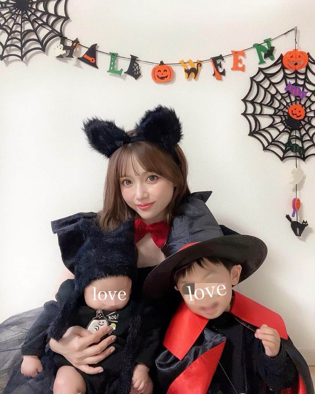 おりもあいのインスタグラム：「Happy Halloween👻🎃 みんなで仮装したよ🖤 👩→息子が選んでくれた黒猫🐈‍⬛ 👦→本当は骸骨☠️がよかったけど売り切れで無く魔法使い🧙 👶→サイズ無く帽子だけ黒猫🐈‍⬛ 🐶→カボチャ🎃次載せる ⠀ 買うのが遅くてやりたかったのが出来ず来年また挑戦する👻」