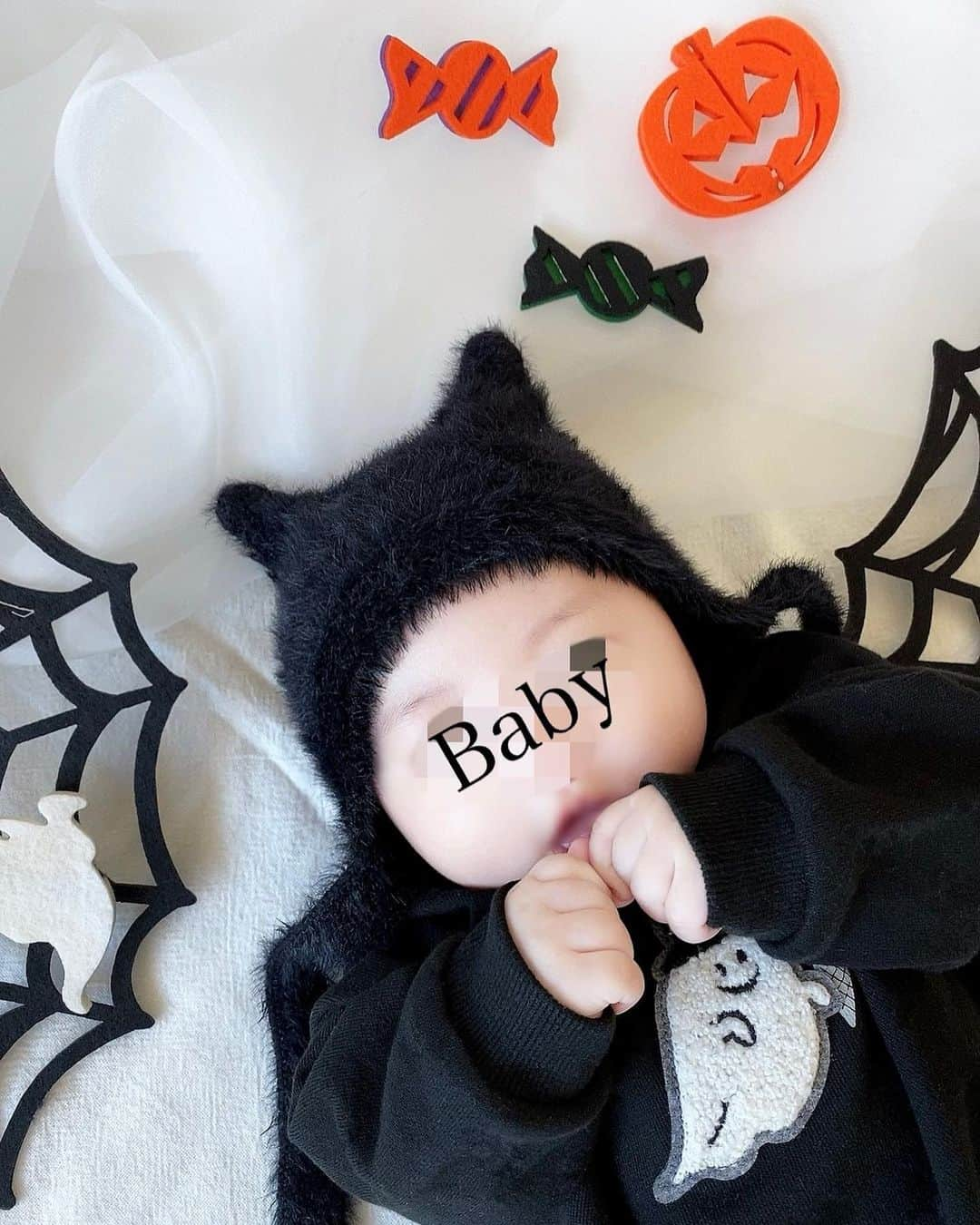 おりもあいさんのインスタグラム写真 - (おりもあいInstagram)「Happy Halloween👻🎃 みんなで仮装したよ🖤 👩→息子が選んでくれた黒猫🐈‍⬛ 👦→本当は骸骨☠️がよかったけど売り切れで無く魔法使い🧙 👶→サイズ無く帽子だけ黒猫🐈‍⬛ 🐶→カボチャ🎃次載せる ⠀ 買うのが遅くてやりたかったのが出来ず来年また挑戦する👻」10月31日 19時15分 - ai_orimo