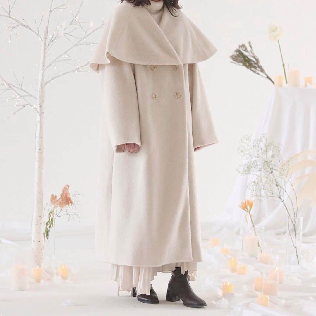 mellowneonさんのインスタグラム写真 - (mellowneonInstagram)「. 11/3 12:00~ new release 🏷  " shaggy cape coat " IVORY / BROWN / BLACK  上品な毛並みのふわふわシャギー生地が 高級感たっぷりのロングコート。  大人っぽいダブルボタンのデザインに 襟を大きめのケープ風に仕上げることで 女性らしくフェミニンな要素をプラス。  ウール混素材で1枚であたたかく、 小顔効果も抜群な今季おすすめの1着です。  model：150cm & 162cm  #mellowneon #2023aw #ロングコート #アウター」10月31日 19時15分 - mellow_neon