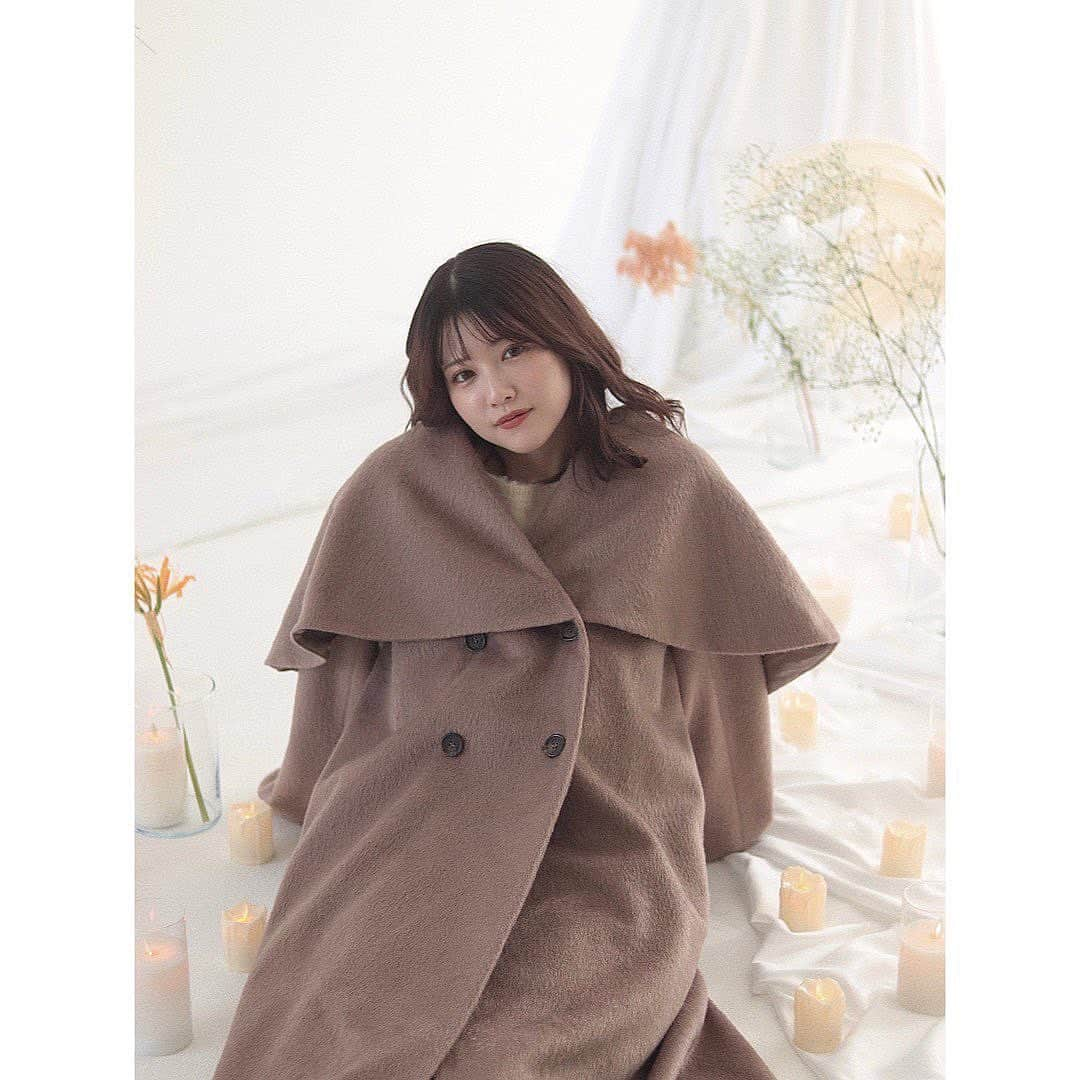 mellowneonのインスタグラム：「. 11/3 12:00~ new release 🏷  " shaggy cape coat " IVORY / BROWN / BLACK  上品な毛並みのふわふわシャギー生地が 高級感たっぷりのロングコート。  大人っぽいダブルボタンのデザインに 襟を大きめのケープ風に仕上げることで 女性らしくフェミニンな要素をプラス。  ウール混素材で1枚であたたかく、 小顔効果も抜群な今季おすすめの1着です。  model：150cm & 162cm  #mellowneon #2023aw #ロングコート #アウター」