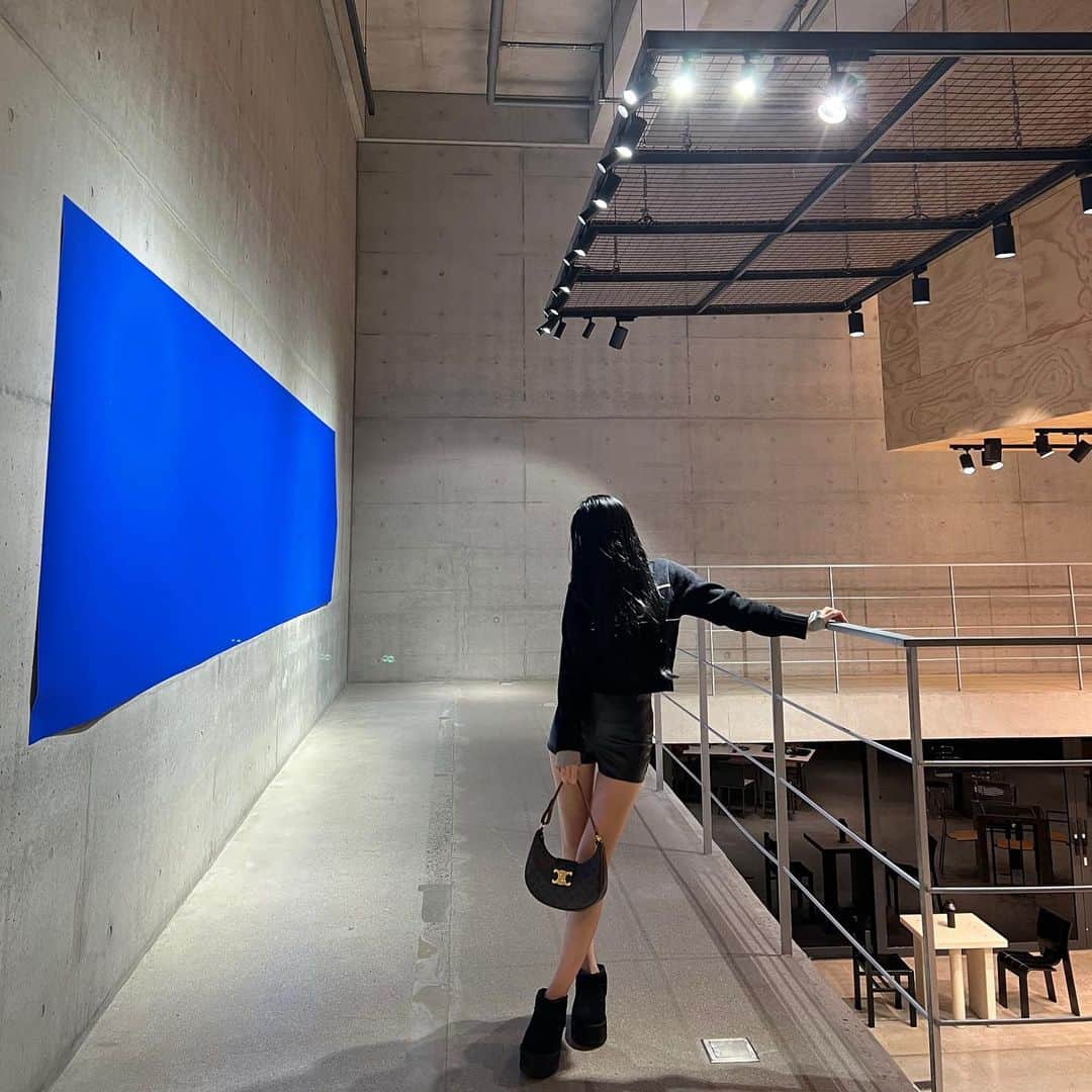 探偵ちゃんのインスタグラム：「脚がまっすぐになった気がする、気のせい？」