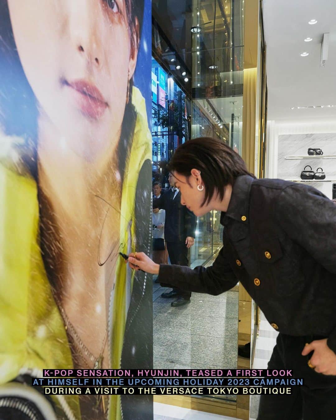 ジャンニヴェルサーチさんのインスタグラム写真 - (ジャンニヴェルサーチInstagram)「Hyunjin at the Versace Tokyo Boutique  K-pop sensation, Hyunjin, teased a first look at himself in the upcoming #VersaceHoliday23 campaign during a visit to the Versace Tokyo boutique.  @hynjinnnn @realstraykids #Versace  #StrayKids」10月31日 19時16分 - versace