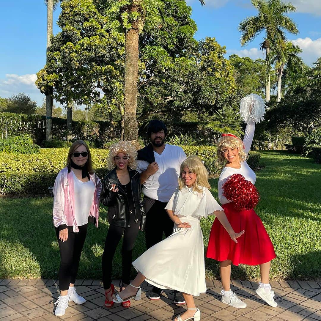 レネ・リベラさんのインスタグラム写真 - (レネ・リベラInstagram)「Happy Halloween from all the Sandra D’s and Danny Zuko」11月1日 6時12分 - renerivera44